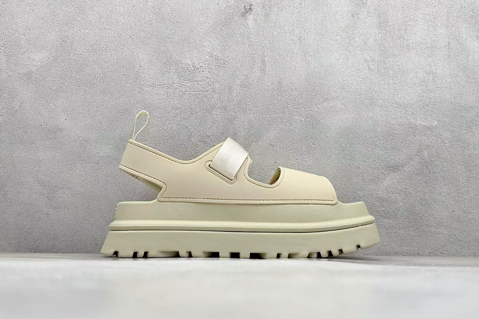 图片[2]-XD版UGG 百搭单品炫金多巴胺凉鞋 Hanni 众明星同款莞产原版开发 露趾魔术贴 一字带凉鞋 延续了雪地靴的厚底设计 双层组合EVA大底增高5cm 上脚第一感觉就是软 整体超轻盈舒适 方便穿脱 简直夏日必备了 魔术贴设计可调节鞋面贴合脚部曲线 多色可选择 凉鞋和袜套搭配出鬼马少女感 夏季可搭配任何风格 打造夏日彩色辣妹look 货号：W / 1152685 尺码：35-40-选品中心