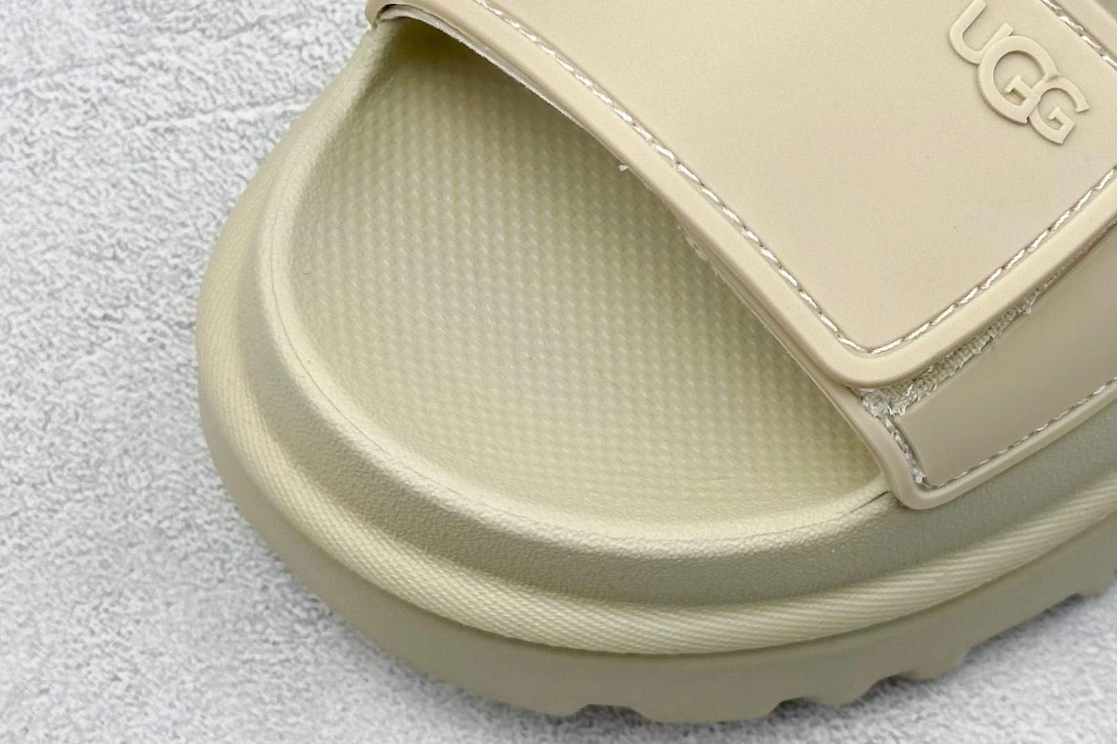 图片[7]-XD版UGG 百搭单品炫金多巴胺凉鞋 Hanni 众明星同款莞产原版开发 露趾魔术贴 一字带凉鞋 延续了雪地靴的厚底设计 双层组合EVA大底增高5cm 上脚第一感觉就是软 整体超轻盈舒适 方便穿脱 简直夏日必备了 魔术贴设计可调节鞋面贴合脚部曲线 多色可选择 凉鞋和袜套搭配出鬼马少女感 夏季可搭配任何风格 打造夏日彩色辣妹look 货号：W / 1152685 尺码：35-40-选品中心