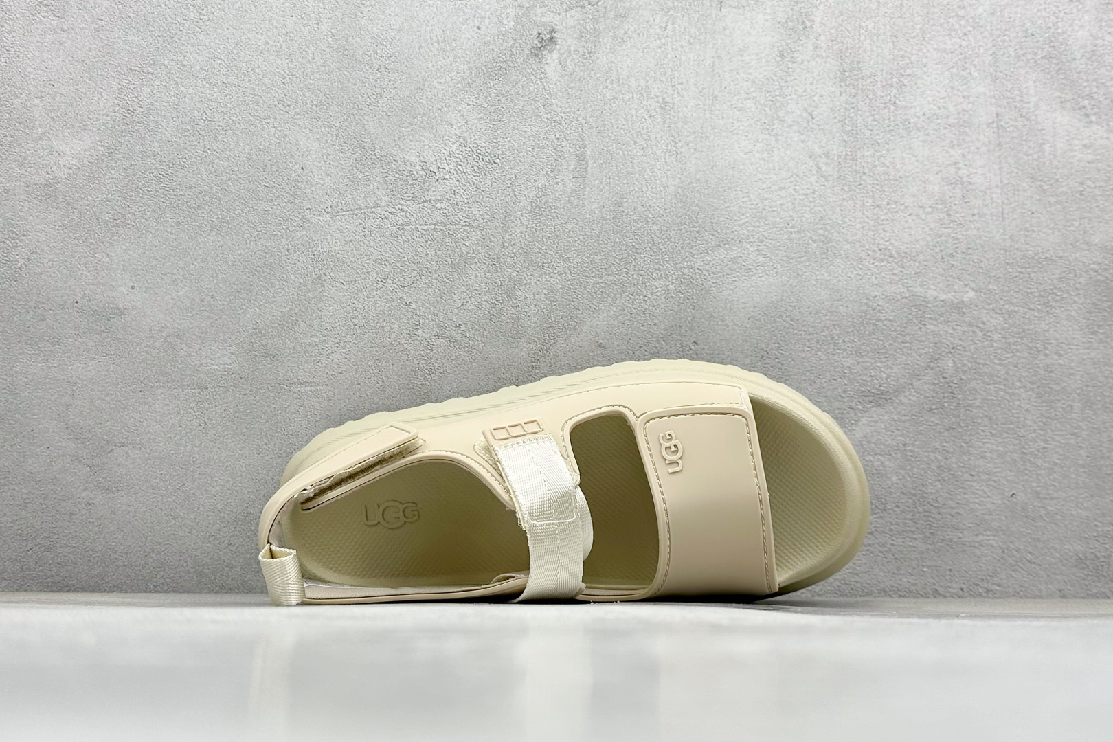 图片[3]-XD版UGG 百搭单品炫金多巴胺凉鞋 Hanni 众明星同款莞产原版开发 露趾魔术贴 一字带凉鞋 延续了雪地靴的厚底设计 双层组合EVA大底增高5cm 上脚第一感觉就是软 整体超轻盈舒适 方便穿脱 简直夏日必备了 魔术贴设计可调节鞋面贴合脚部曲线 多色可选择 凉鞋和袜套搭配出鬼马少女感 夏季可搭配任何风格 打造夏日彩色辣妹look 货号：W / 1152685 尺码：35-40-选品中心