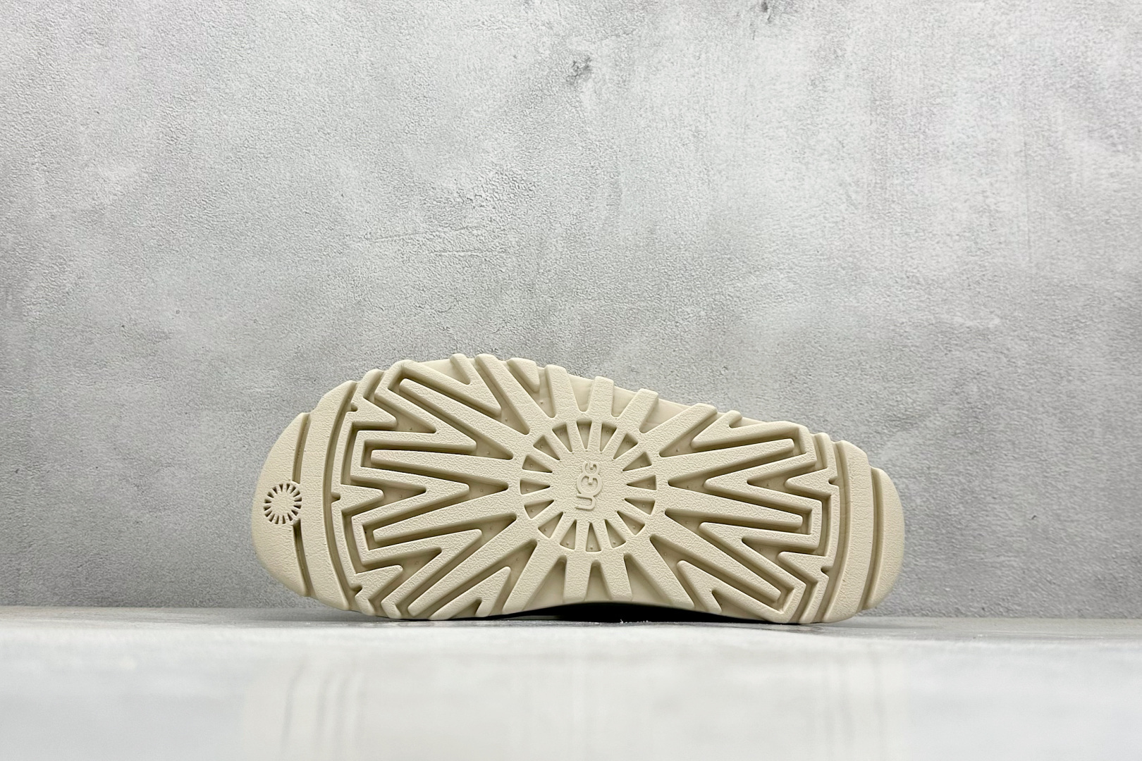 图片[4]-XD版UGG 百搭单品炫金多巴胺凉鞋 Hanni 众明星同款莞产原版开发 露趾魔术贴 一字带凉鞋 延续了雪地靴的厚底设计 双层组合EVA大底增高5cm 上脚第一感觉就是软 整体超轻盈舒适 方便穿脱 简直夏日必备了 魔术贴设计可调节鞋面贴合脚部曲线 多色可选择 凉鞋和袜套搭配出鬼马少女感 夏季可搭配任何风格 打造夏日彩色辣妹look 货号：W / 1152685 尺码：35-40-选品中心