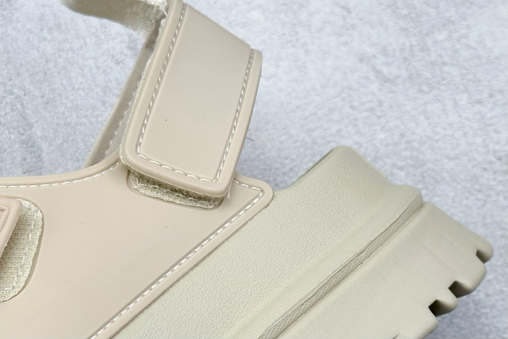 图片[9]-XD版UGG 百搭单品炫金多巴胺凉鞋 Hanni 众明星同款莞产原版开发 露趾魔术贴 一字带凉鞋 延续了雪地靴的厚底设计 双层组合EVA大底增高5cm 上脚第一感觉就是软 整体超轻盈舒适 方便穿脱 简直夏日必备了 魔术贴设计可调节鞋面贴合脚部曲线 多色可选择 凉鞋和袜套搭配出鬼马少女感 夏季可搭配任何风格 打造夏日彩色辣妹look 货号：W / 1152685 尺码：35-40-选品中心