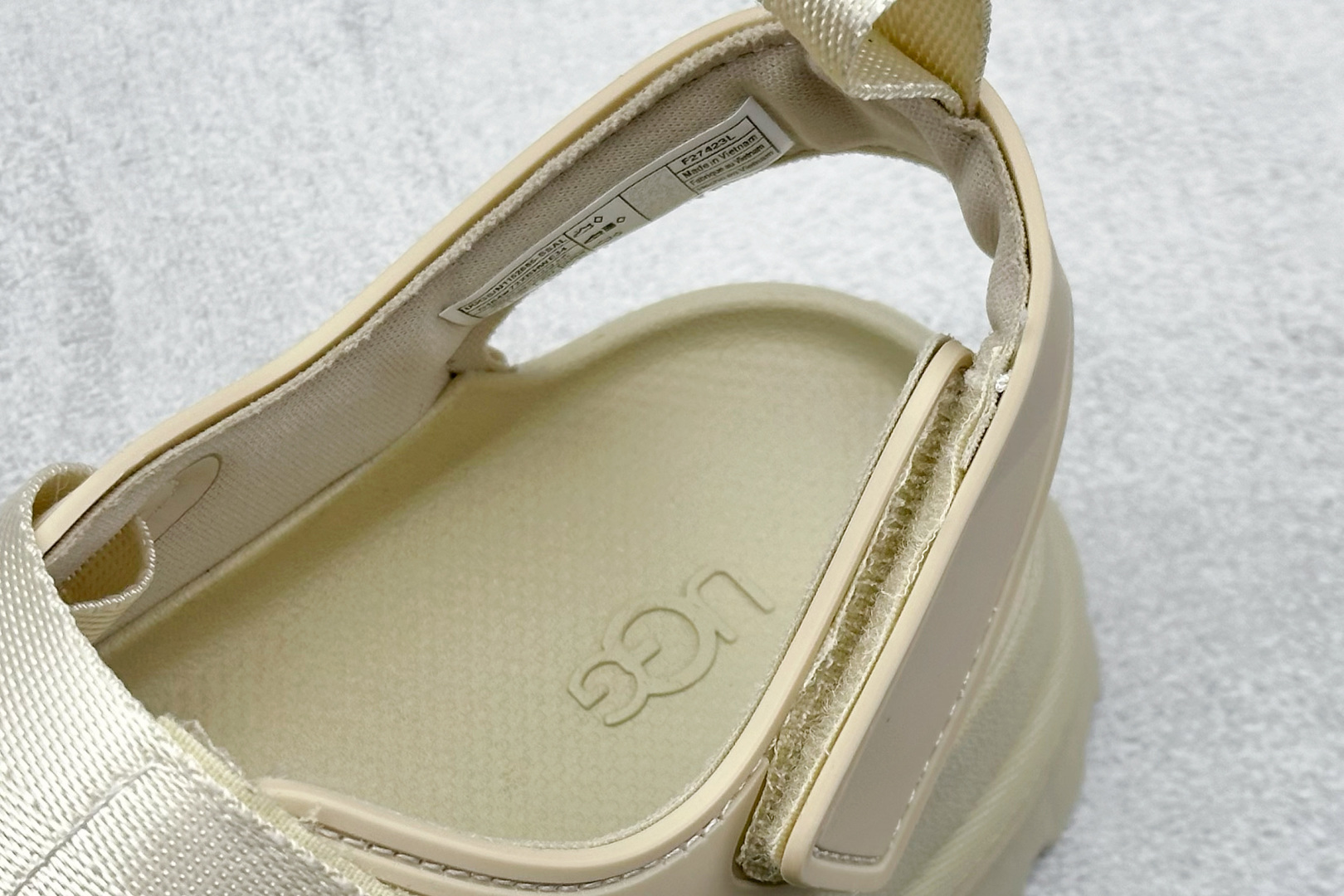 图片[8]-XD版UGG 百搭单品炫金多巴胺凉鞋 Hanni 众明星同款莞产原版开发 露趾魔术贴 一字带凉鞋 延续了雪地靴的厚底设计 双层组合EVA大底增高5cm 上脚第一感觉就是软 整体超轻盈舒适 方便穿脱 简直夏日必备了 魔术贴设计可调节鞋面贴合脚部曲线 多色可选择 凉鞋和袜套搭配出鬼马少女感 夏季可搭配任何风格 打造夏日彩色辣妹look 货号：W / 1152685 尺码：35-40-选品中心