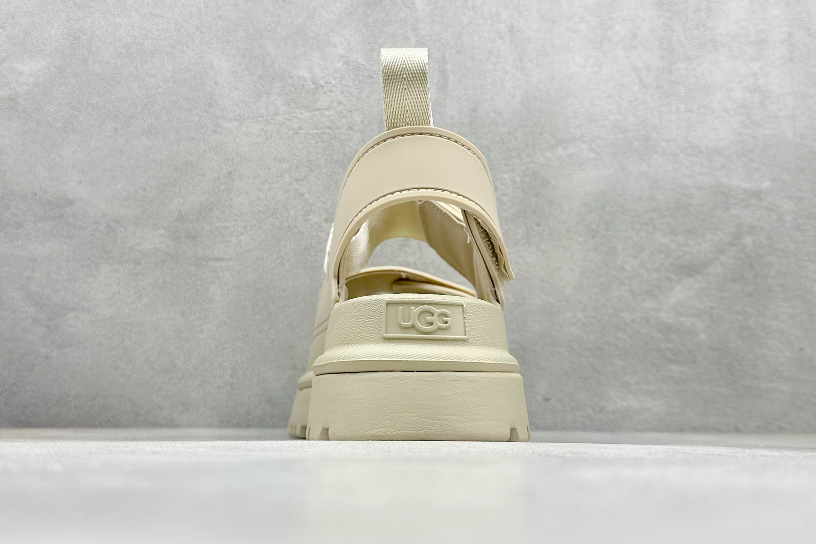 图片[6]-XD版UGG 百搭单品炫金多巴胺凉鞋 Hanni 众明星同款莞产原版开发 露趾魔术贴 一字带凉鞋 延续了雪地靴的厚底设计 双层组合EVA大底增高5cm 上脚第一感觉就是软 整体超轻盈舒适 方便穿脱 简直夏日必备了 魔术贴设计可调节鞋面贴合脚部曲线 多色可选择 凉鞋和袜套搭配出鬼马少女感 夏季可搭配任何风格 打造夏日彩色辣妹look 货号：W / 1152685 尺码：35-40-选品中心