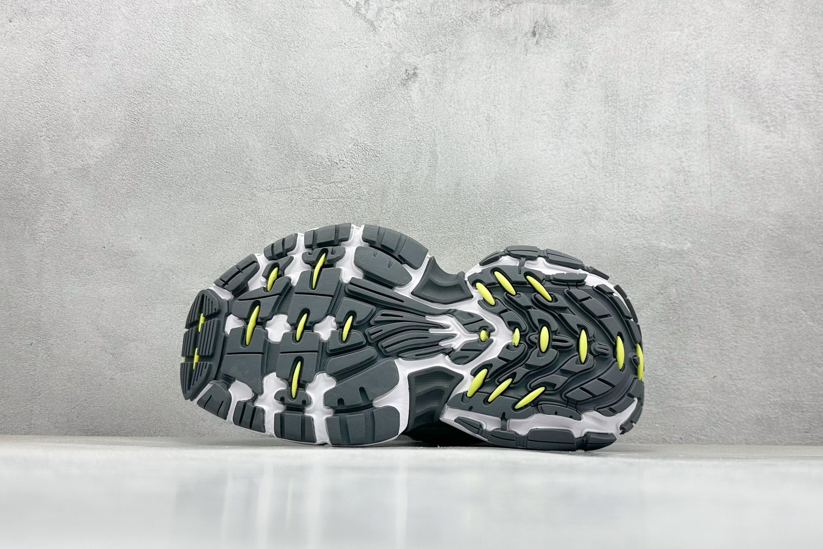 图片[4]-OK Balenciaga巴黎世家 系带 低帮生活休闲鞋 巴黎十二代 采用超细纤维和网布 其前卫的设计、夸张的体积和反光细节赋予其特别的轮廓 采用网布材质制成，带来良好脚感舒适透气，外观依旧采用是经典造型，鞋身富有潮流感且易穿搭，目前市面唯一原厂滚筒做旧，多层组合橡胶大底防滑耐磨 尺码： 35-46-选品中心