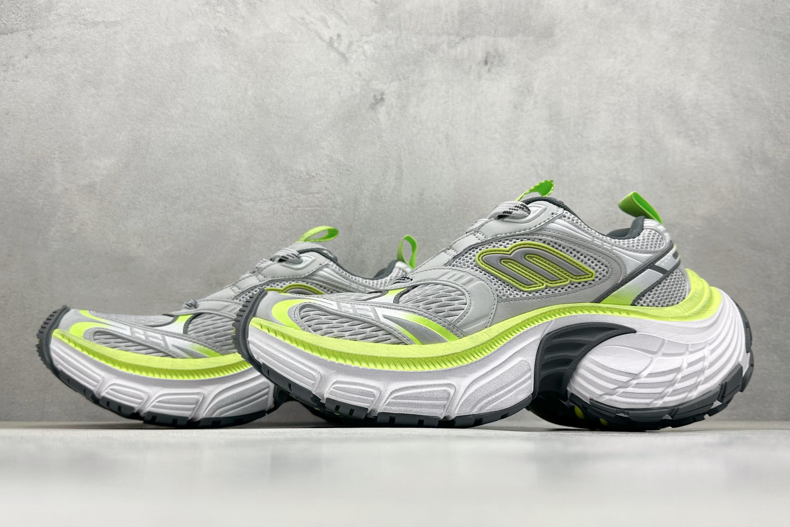 图片[5]-OK Balenciaga巴黎世家 系带 低帮生活休闲鞋 巴黎十二代 采用超细纤维和网布 其前卫的设计、夸张的体积和反光细节赋予其特别的轮廓 采用网布材质制成，带来良好脚感舒适透气，外观依旧采用是经典造型，鞋身富有潮流感且易穿搭，目前市面唯一原厂滚筒做旧，多层组合橡胶大底防滑耐磨 尺码： 35-46-选品中心