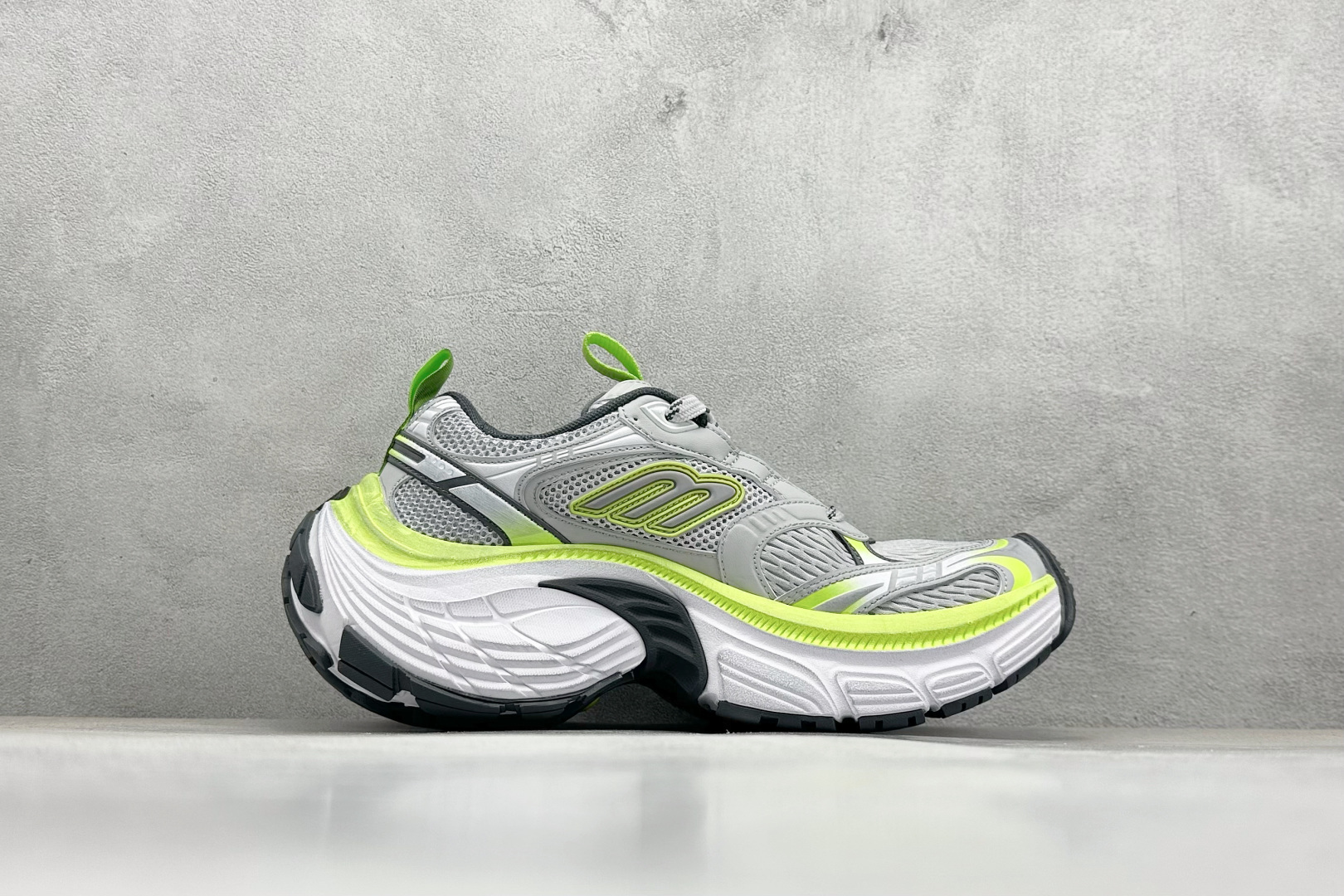 图片[2]-OK Balenciaga巴黎世家 系带 低帮生活休闲鞋 巴黎十二代 采用超细纤维和网布 其前卫的设计、夸张的体积和反光细节赋予其特别的轮廓 采用网布材质制成，带来良好脚感舒适透气，外观依旧采用是经典造型，鞋身富有潮流感且易穿搭，目前市面唯一原厂滚筒做旧，多层组合橡胶大底防滑耐磨 尺码： 35-46-选品中心