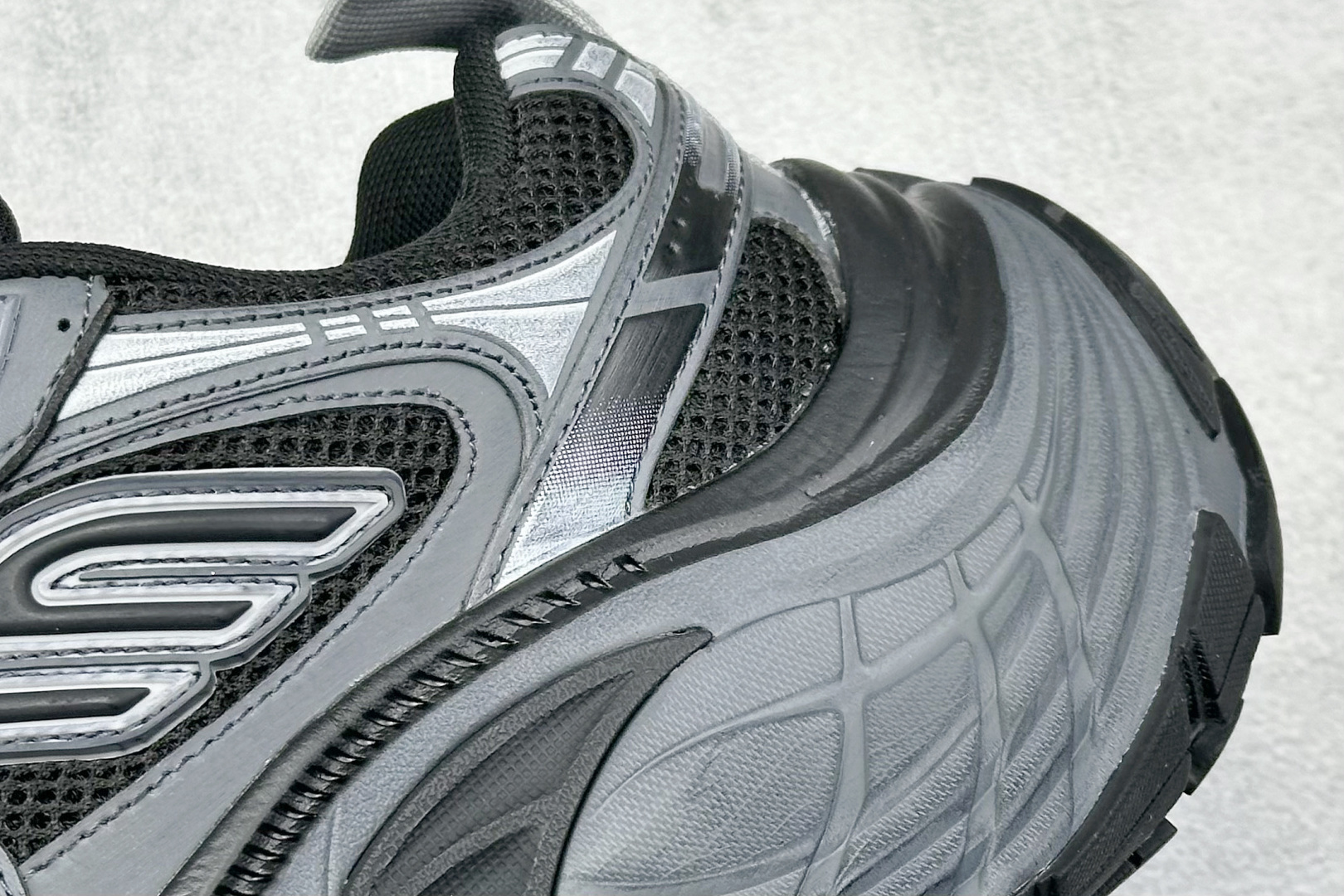 图片[9]-OK Balenciaga巴黎世家 系带 低帮生活休闲鞋 巴黎十二代 采用超细纤维和网布 其前卫的设计、夸张的体积和反光细节赋予其特别的轮廓 采用网布材质制成，带来良好脚感舒适透气，外观依旧采用是经典造型，鞋身富有潮流感且易穿搭，目前市面唯一原厂滚筒做旧，多层组合橡胶大底防滑耐磨 尺码： 35-46-选品中心