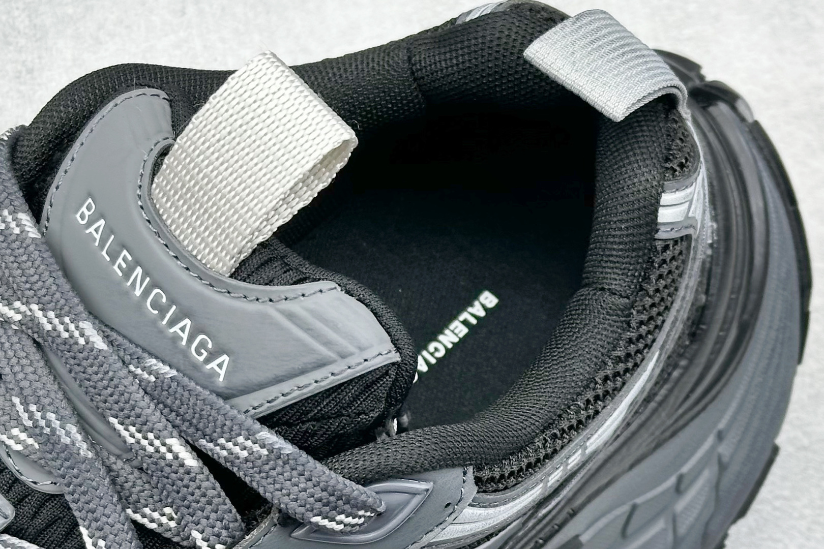图片[8]-OK Balenciaga巴黎世家 系带 低帮生活休闲鞋 巴黎十二代 采用超细纤维和网布 其前卫的设计、夸张的体积和反光细节赋予其特别的轮廓 采用网布材质制成，带来良好脚感舒适透气，外观依旧采用是经典造型，鞋身富有潮流感且易穿搭，目前市面唯一原厂滚筒做旧，多层组合橡胶大底防滑耐磨 尺码： 35-46-选品中心