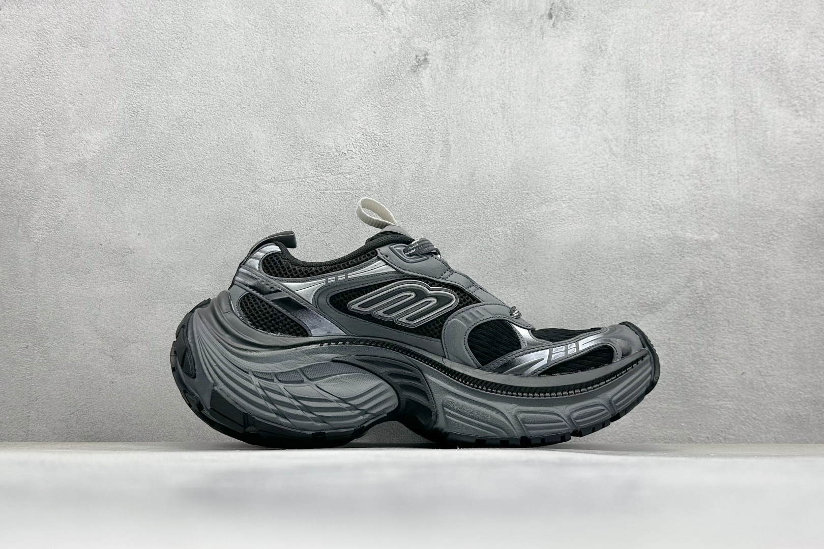 图片[2]-OK Balenciaga巴黎世家 系带 低帮生活休闲鞋 巴黎十二代 采用超细纤维和网布 其前卫的设计、夸张的体积和反光细节赋予其特别的轮廓 采用网布材质制成，带来良好脚感舒适透气，外观依旧采用是经典造型，鞋身富有潮流感且易穿搭，目前市面唯一原厂滚筒做旧，多层组合橡胶大底防滑耐磨 尺码： 35-46-选品中心