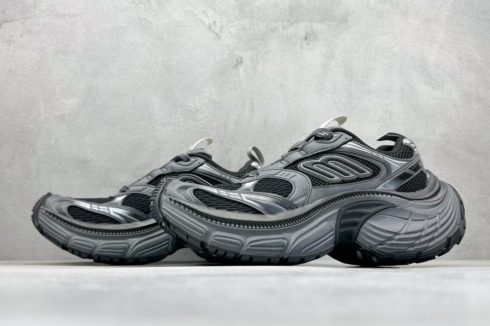 图片[5]-OK Balenciaga巴黎世家 系带 低帮生活休闲鞋 巴黎十二代 采用超细纤维和网布 其前卫的设计、夸张的体积和反光细节赋予其特别的轮廓 采用网布材质制成，带来良好脚感舒适透气，外观依旧采用是经典造型，鞋身富有潮流感且易穿搭，目前市面唯一原厂滚筒做旧，多层组合橡胶大底防滑耐磨 尺码： 35-46-选品中心