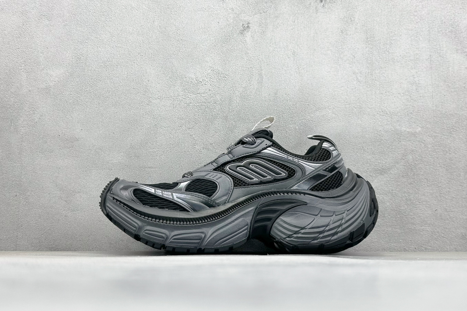 OK Balenciaga巴黎世家 系带 低帮生活休闲鞋 巴黎十二代 采用超细纤维和网布 其前卫的设计、夸张的体积和反光细节赋予其特别的轮廓 采用网布材质制成，带来良好脚感舒适透气，外观依旧采用是经典造型，鞋身富有潮流感且易穿搭，目前市面唯一原厂滚筒做旧，多层组合橡胶大底防滑耐磨 尺码： 35-46-选品中心