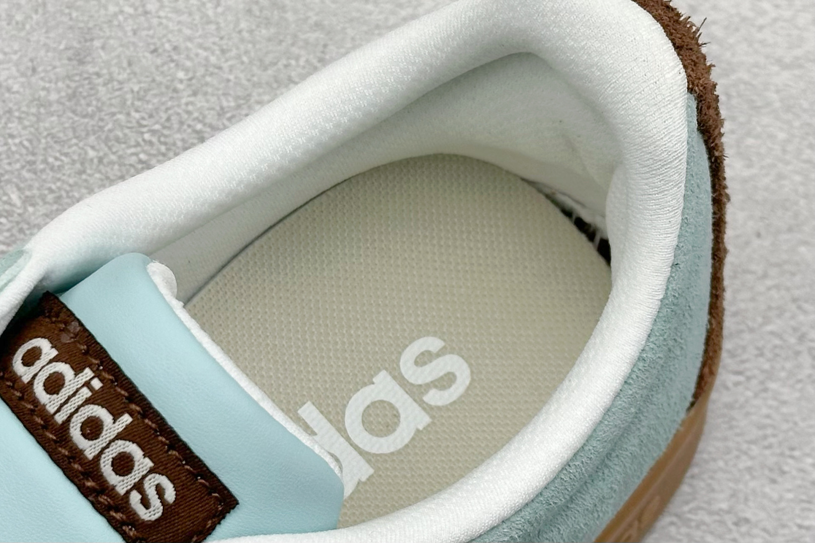 图片[8]-RA版 adidas neo VI Court CLASSIC 三叶草休闲复古运动板鞋 经典侧面三道杠和鞋舌三道杠的标示彰显其身份 承载青春情怀的板鞋 品牌辨识度清晰 货号： KK3772 尺码： 36 36.5 37 38 38.5 39 40 40.5 41 42 42.5 43 44 44.5 45-选品中心