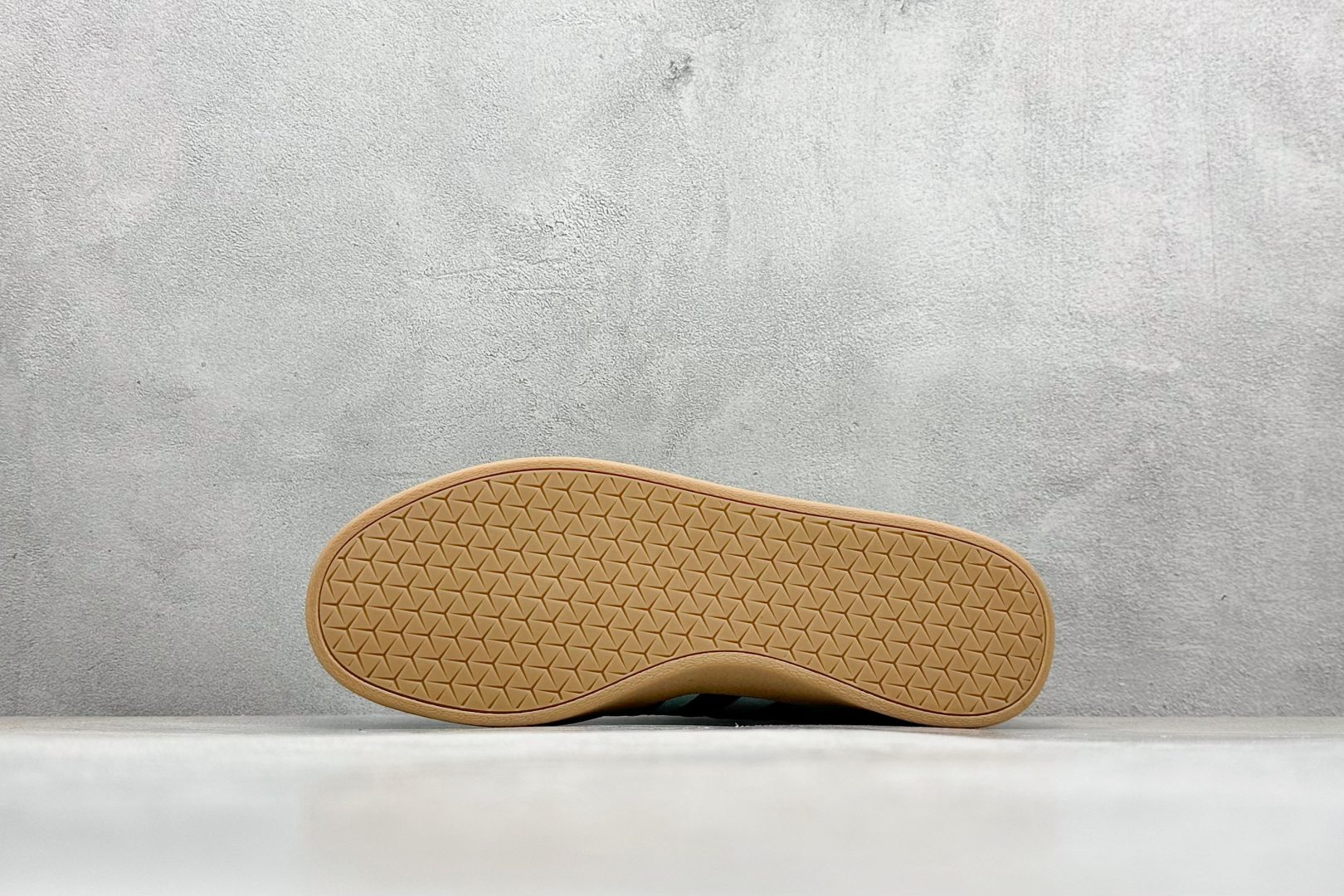 图片[4]-RA版 adidas neo VI Court CLASSIC 三叶草休闲复古运动板鞋 经典侧面三道杠和鞋舌三道杠的标示彰显其身份 承载青春情怀的板鞋 品牌辨识度清晰 货号： KK3772 尺码： 36 36.5 37 38 38.5 39 40 40.5 41 42 42.5 43 44 44.5 45-选品中心