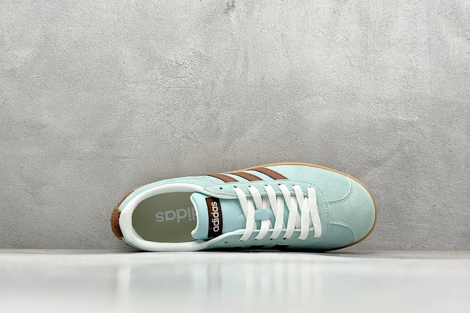 图片[3]-RA版 adidas neo VI Court CLASSIC 三叶草休闲复古运动板鞋 经典侧面三道杠和鞋舌三道杠的标示彰显其身份 承载青春情怀的板鞋 品牌辨识度清晰 货号： KK3772 尺码： 36 36.5 37 38 38.5 39 40 40.5 41 42 42.5 43 44 44.5 45-选品中心