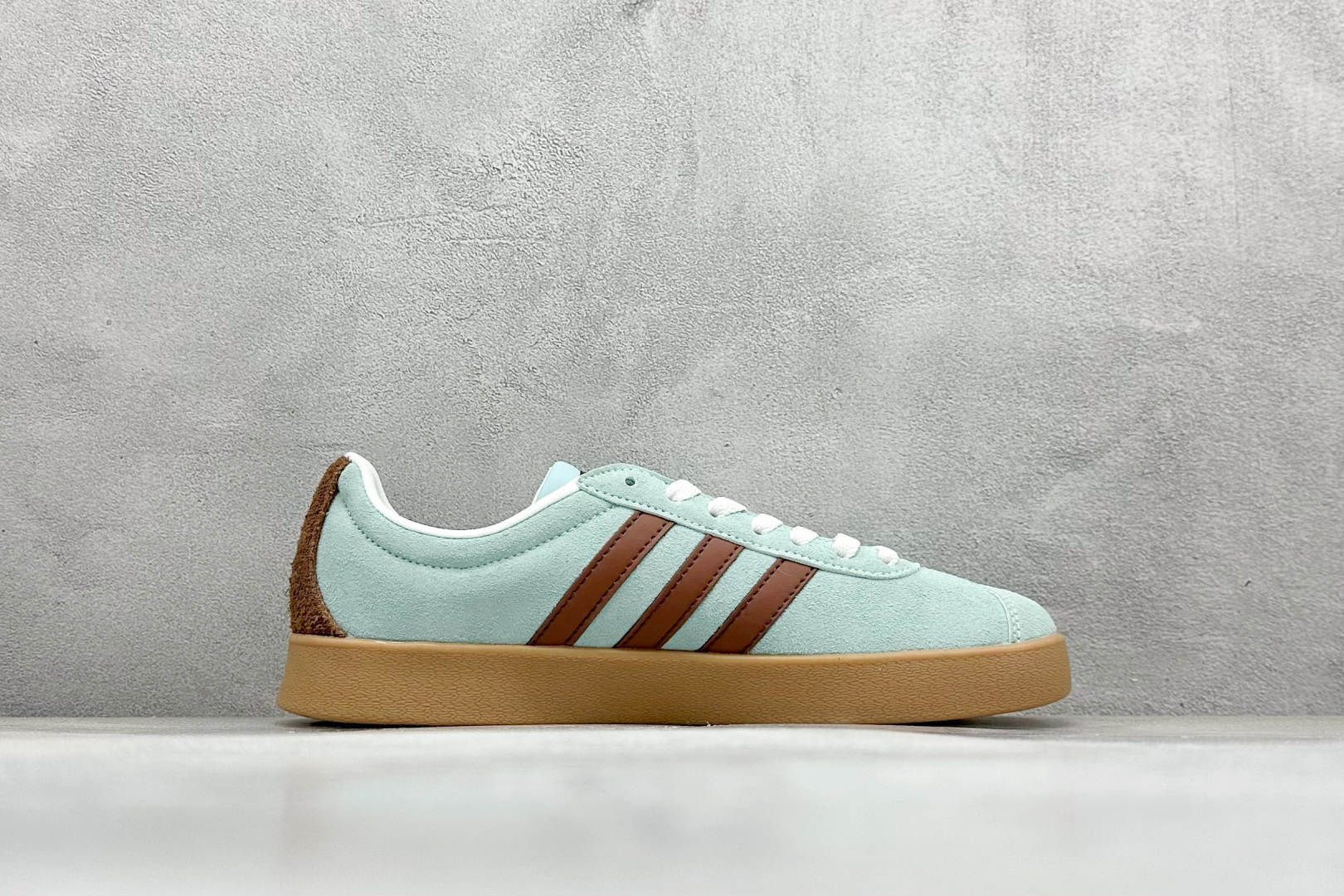 图片[2]-RA版 adidas neo VI Court CLASSIC 三叶草休闲复古运动板鞋 经典侧面三道杠和鞋舌三道杠的标示彰显其身份 承载青春情怀的板鞋 品牌辨识度清晰 货号： KK3772 尺码： 36 36.5 37 38 38.5 39 40 40.5 41 42 42.5 43 44 44.5 45-选品中心