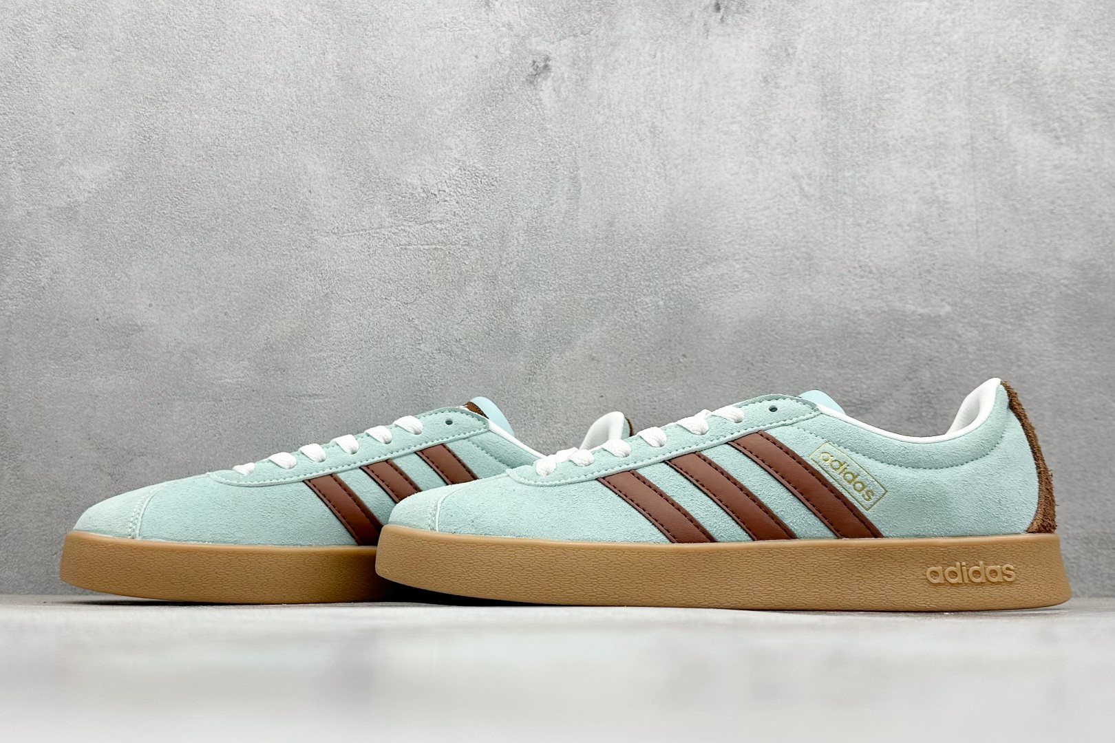 图片[5]-RA版 adidas neo VI Court CLASSIC 三叶草休闲复古运动板鞋 经典侧面三道杠和鞋舌三道杠的标示彰显其身份 承载青春情怀的板鞋 品牌辨识度清晰 货号： KK3772 尺码： 36 36.5 37 38 38.5 39 40 40.5 41 42 42.5 43 44 44.5 45-选品中心