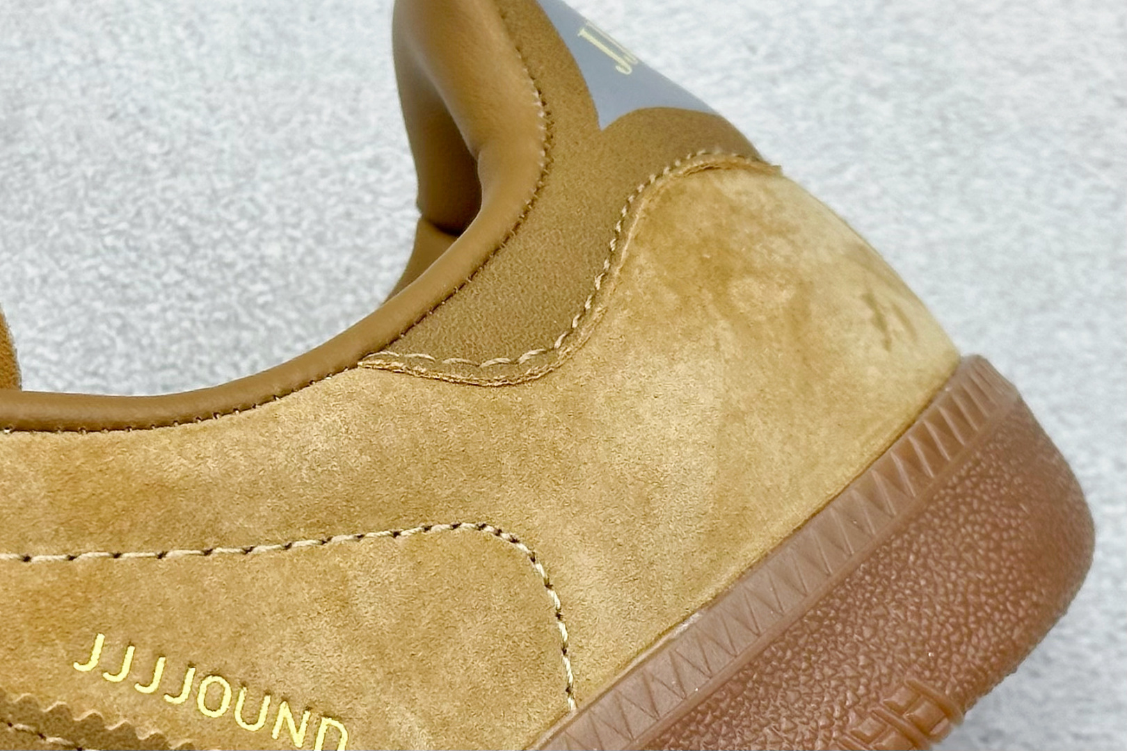 图片[9]-YH长青福利  AD Original Samba OG 复古经典轻便板鞋 带有装饰的超锁缝制和无缝的手感 柔软、柔软的皮革造型和标志性的3条纹完成了精致的外观 正规合身鞋带 鞋面上有绒面鞋垫 橡胶鞋底 享受正畸套筒软感 自50年代首次亮相以来就一直在赢得粉丝的青睐！ 货号：ID8709-选品中心