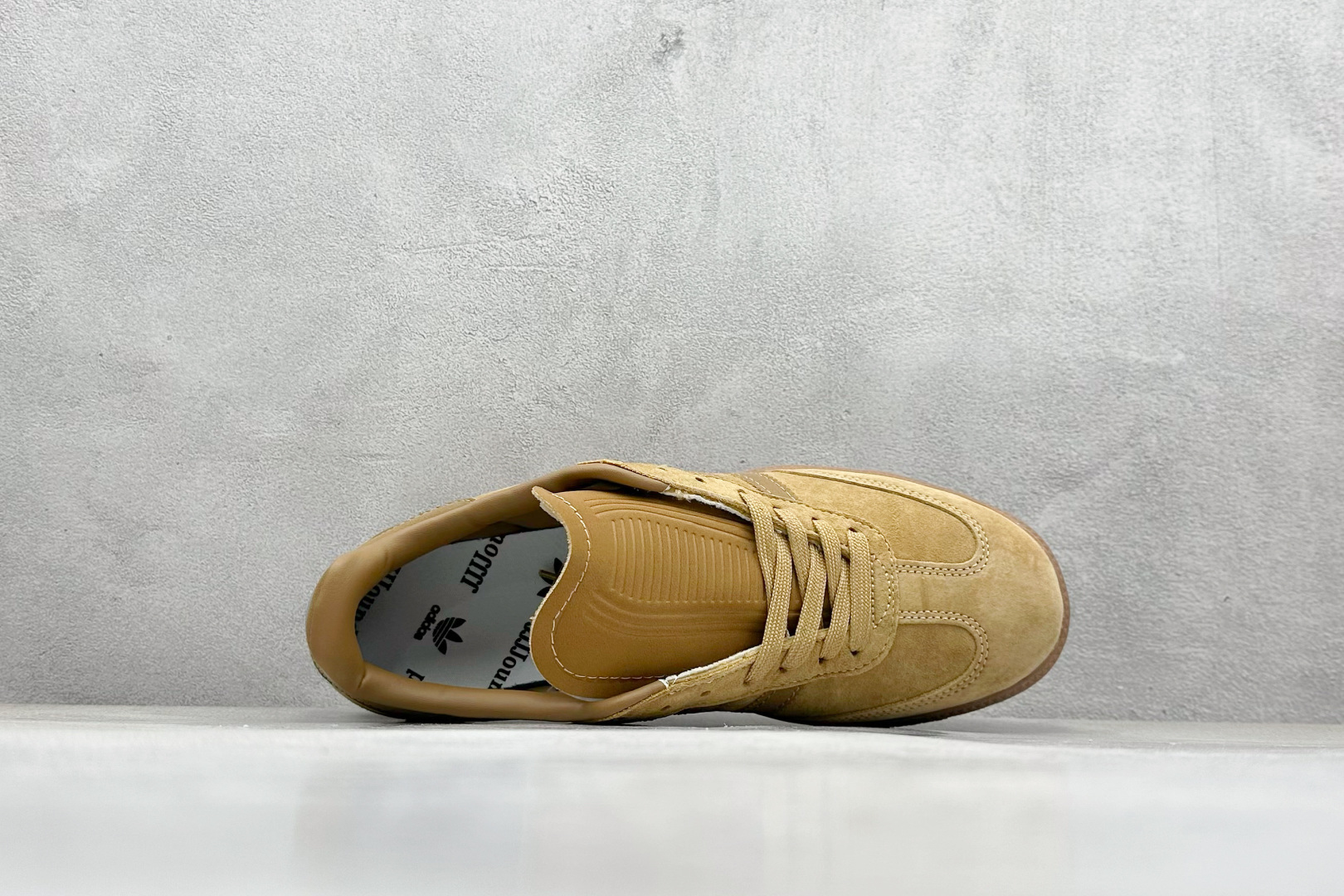 图片[3]-YH长青福利  AD Original Samba OG 复古经典轻便板鞋 带有装饰的超锁缝制和无缝的手感 柔软、柔软的皮革造型和标志性的3条纹完成了精致的外观 正规合身鞋带 鞋面上有绒面鞋垫 橡胶鞋底 享受正畸套筒软感 自50年代首次亮相以来就一直在赢得粉丝的青睐！ 货号：ID8709-选品中心