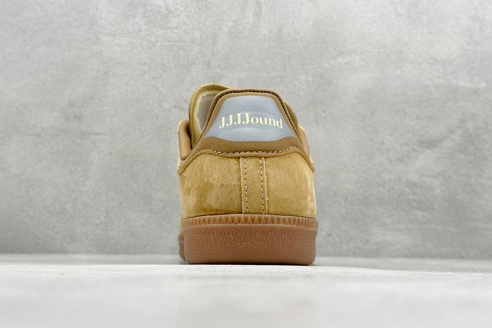 图片[6]-YH长青福利  AD Original Samba OG 复古经典轻便板鞋 带有装饰的超锁缝制和无缝的手感 柔软、柔软的皮革造型和标志性的3条纹完成了精致的外观 正规合身鞋带 鞋面上有绒面鞋垫 橡胶鞋底 享受正畸套筒软感 自50年代首次亮相以来就一直在赢得粉丝的青睐！ 货号：ID8709-选品中心