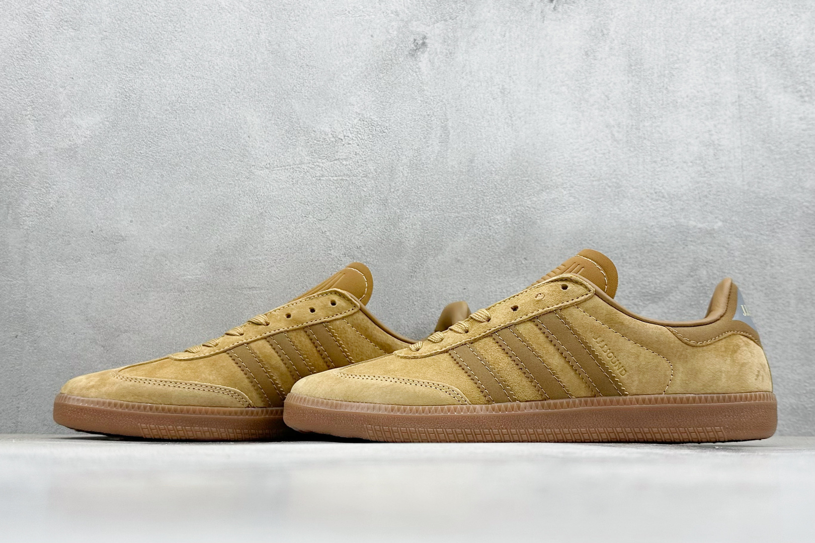 图片[5]-YH长青福利  AD Original Samba OG 复古经典轻便板鞋 带有装饰的超锁缝制和无缝的手感 柔软、柔软的皮革造型和标志性的3条纹完成了精致的外观 正规合身鞋带 鞋面上有绒面鞋垫 橡胶鞋底 享受正畸套筒软感 自50年代首次亮相以来就一直在赢得粉丝的青睐！ 货号：ID8709-选品中心