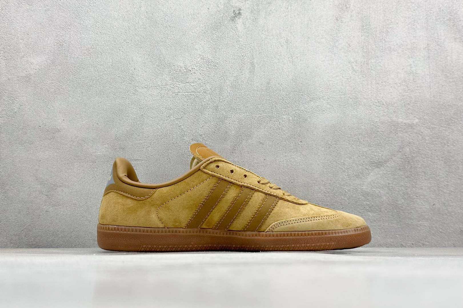 图片[2]-YH长青福利  AD Original Samba OG 复古经典轻便板鞋 带有装饰的超锁缝制和无缝的手感 柔软、柔软的皮革造型和标志性的3条纹完成了精致的外观 正规合身鞋带 鞋面上有绒面鞋垫 橡胶鞋底 享受正畸套筒软感 自50年代首次亮相以来就一直在赢得粉丝的青睐！ 货号：ID8709-选品中心