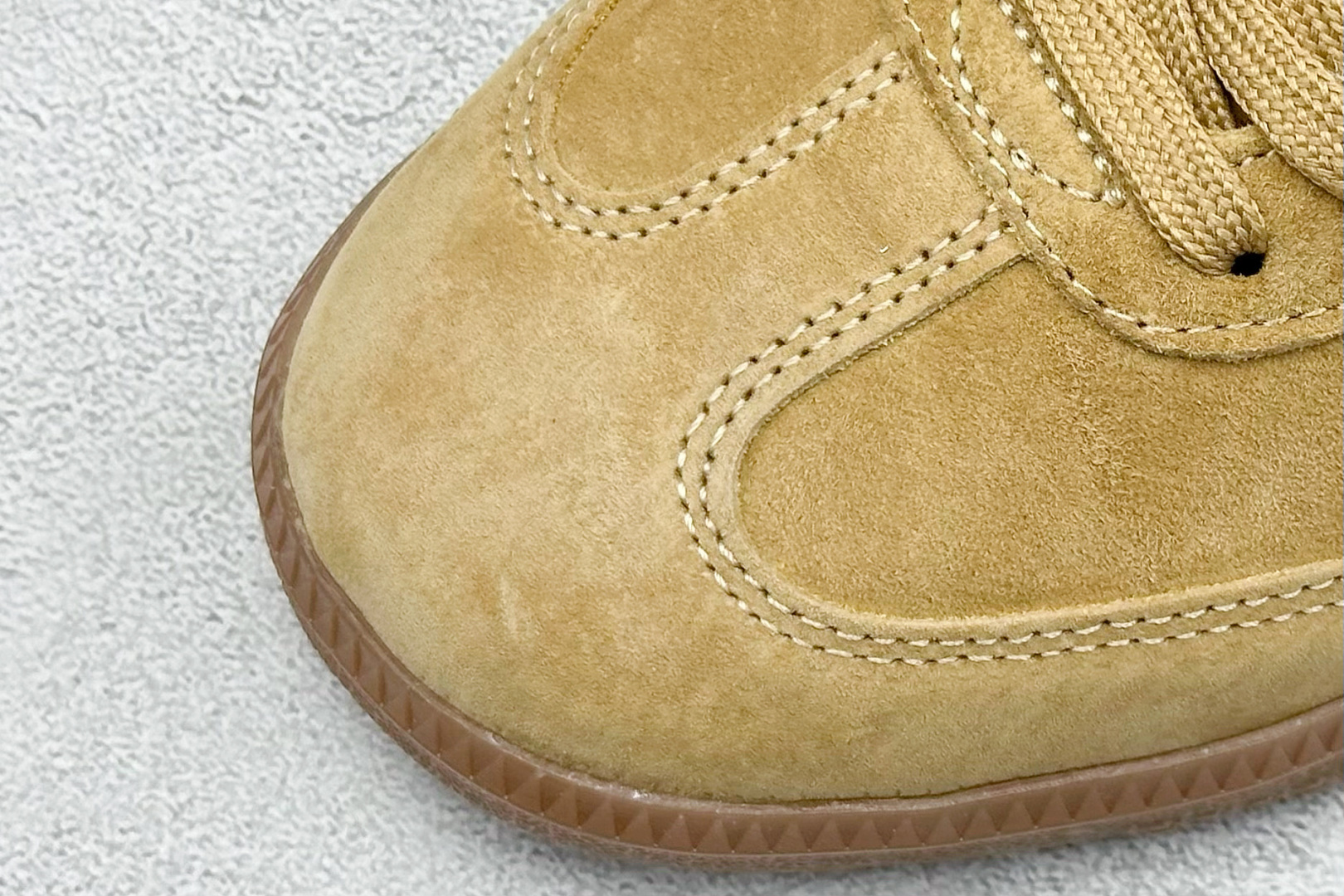 图片[7]-YH长青福利  AD Original Samba OG 复古经典轻便板鞋 带有装饰的超锁缝制和无缝的手感 柔软、柔软的皮革造型和标志性的3条纹完成了精致的外观 正规合身鞋带 鞋面上有绒面鞋垫 橡胶鞋底 享受正畸套筒软感 自50年代首次亮相以来就一直在赢得粉丝的青睐！ 货号：ID8709-选品中心