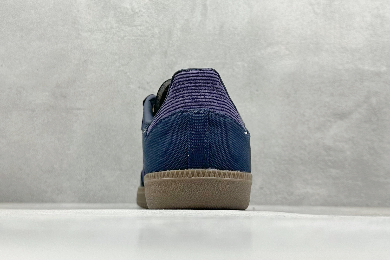 图片[6]-YH长青福利  AD Original Samba OG 复古经典轻便板鞋 带有装饰的超锁缝制和无缝的手感 柔软、柔软的皮革造型和标志性的3条纹完成了精致的外观 正规合身鞋带 鞋面上有绒面鞋垫 橡胶鞋底 享受正畸套筒软感 自50年代首次亮相以来就一直在赢得粉丝的青睐！ 货号：IH5186-选品中心