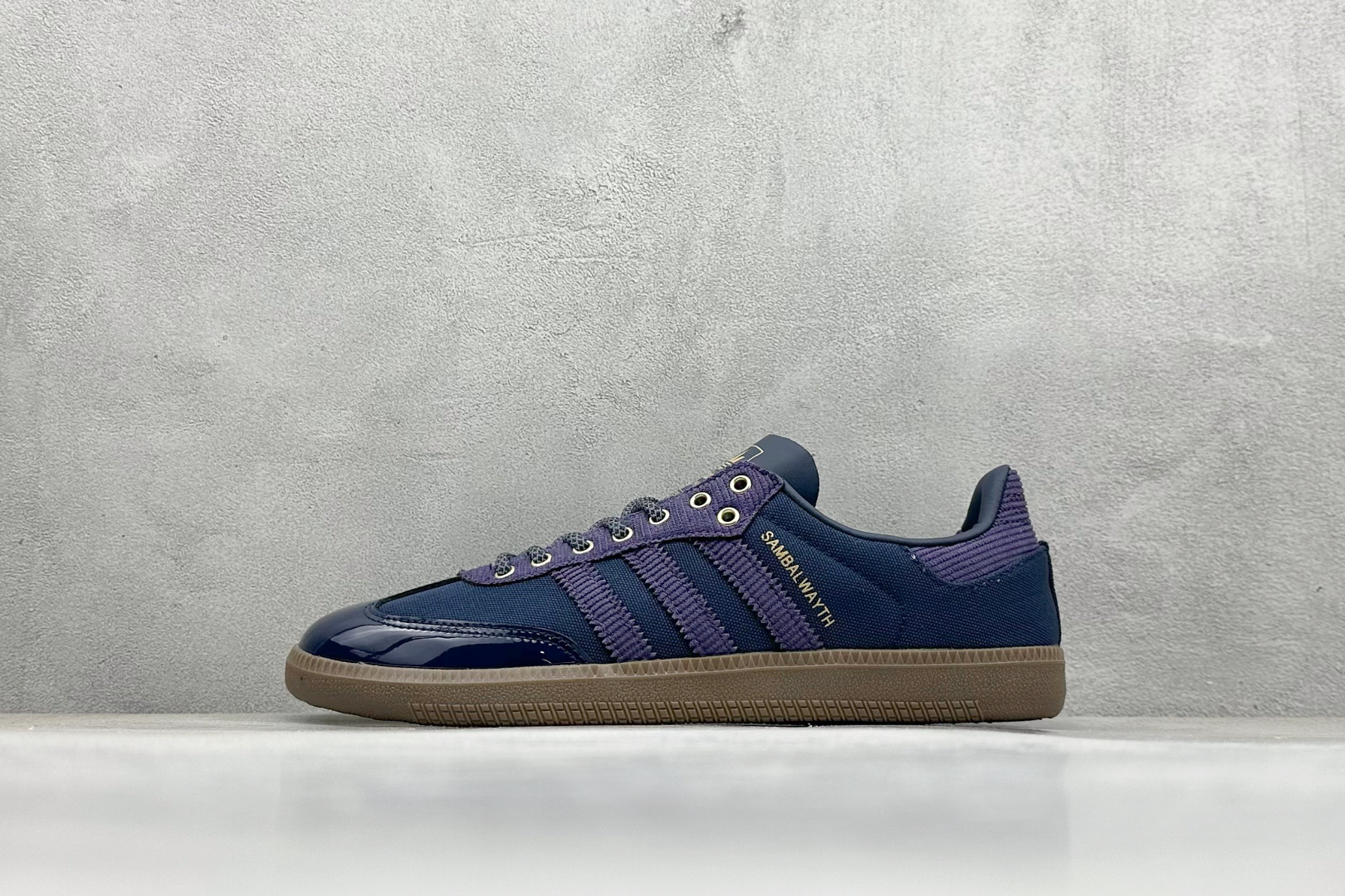 YH长青福利  AD Original Samba OG 复古经典轻便板鞋 带有装饰的超锁缝制和无缝的手感 柔软、柔软的皮革造型和标志性的3条纹完成了精致的外观 正规合身鞋带 鞋面上有绒面鞋垫 橡胶鞋底 享受正畸套筒软感 自50年代首次亮相以来就一直在赢得粉丝的青睐！ 货号：IH5186-选品中心