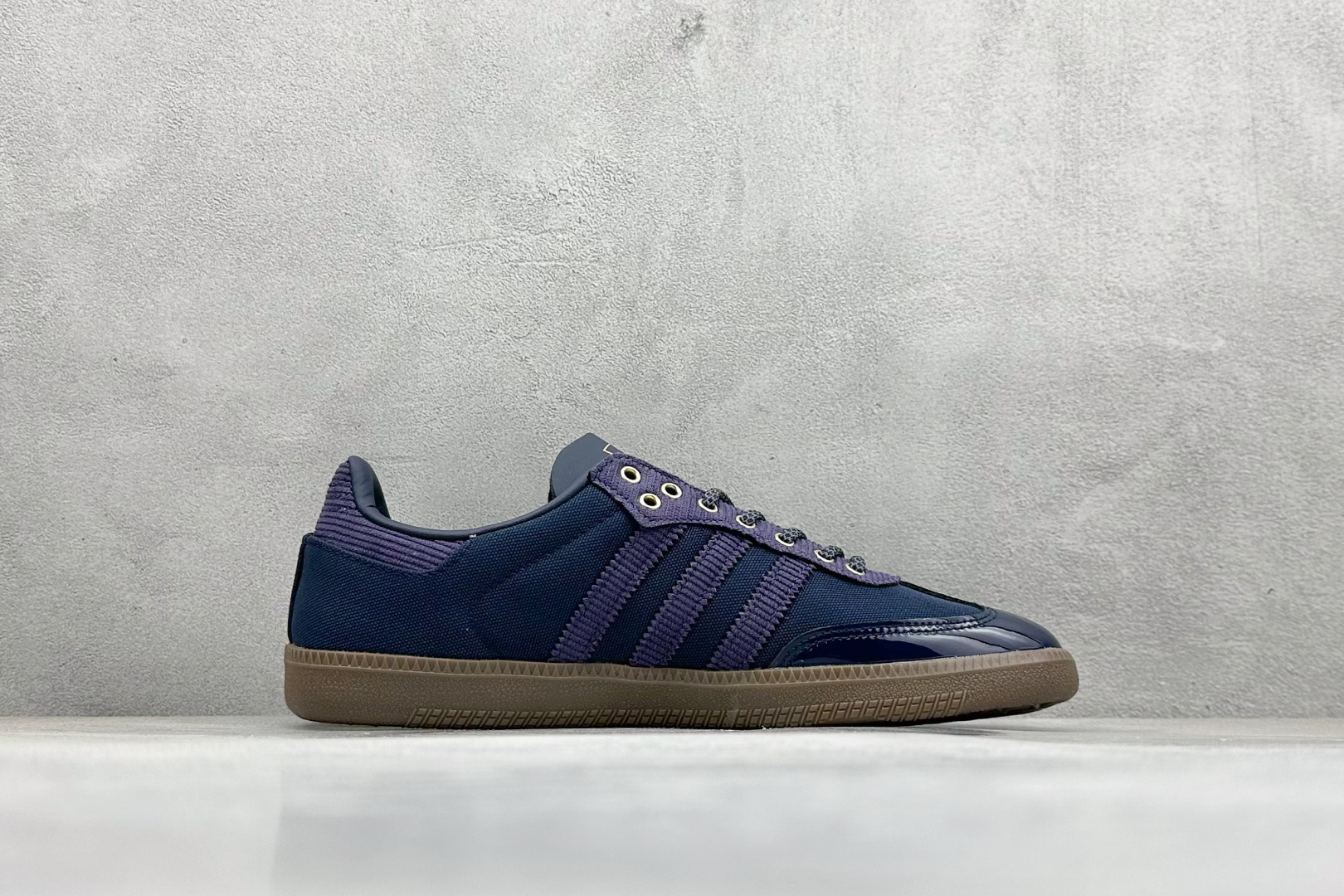 图片[2]-YH长青福利  AD Original Samba OG 复古经典轻便板鞋 带有装饰的超锁缝制和无缝的手感 柔软、柔软的皮革造型和标志性的3条纹完成了精致的外观 正规合身鞋带 鞋面上有绒面鞋垫 橡胶鞋底 享受正畸套筒软感 自50年代首次亮相以来就一直在赢得粉丝的青睐！ 货号：IH5186-选品中心