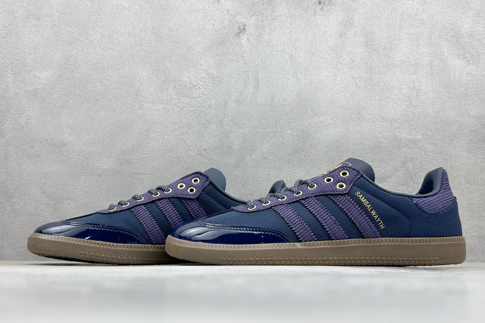 图片[5]-YH长青福利  AD Original Samba OG 复古经典轻便板鞋 带有装饰的超锁缝制和无缝的手感 柔软、柔软的皮革造型和标志性的3条纹完成了精致的外观 正规合身鞋带 鞋面上有绒面鞋垫 橡胶鞋底 享受正畸套筒软感 自50年代首次亮相以来就一直在赢得粉丝的青睐！ 货号：IH5186-选品中心