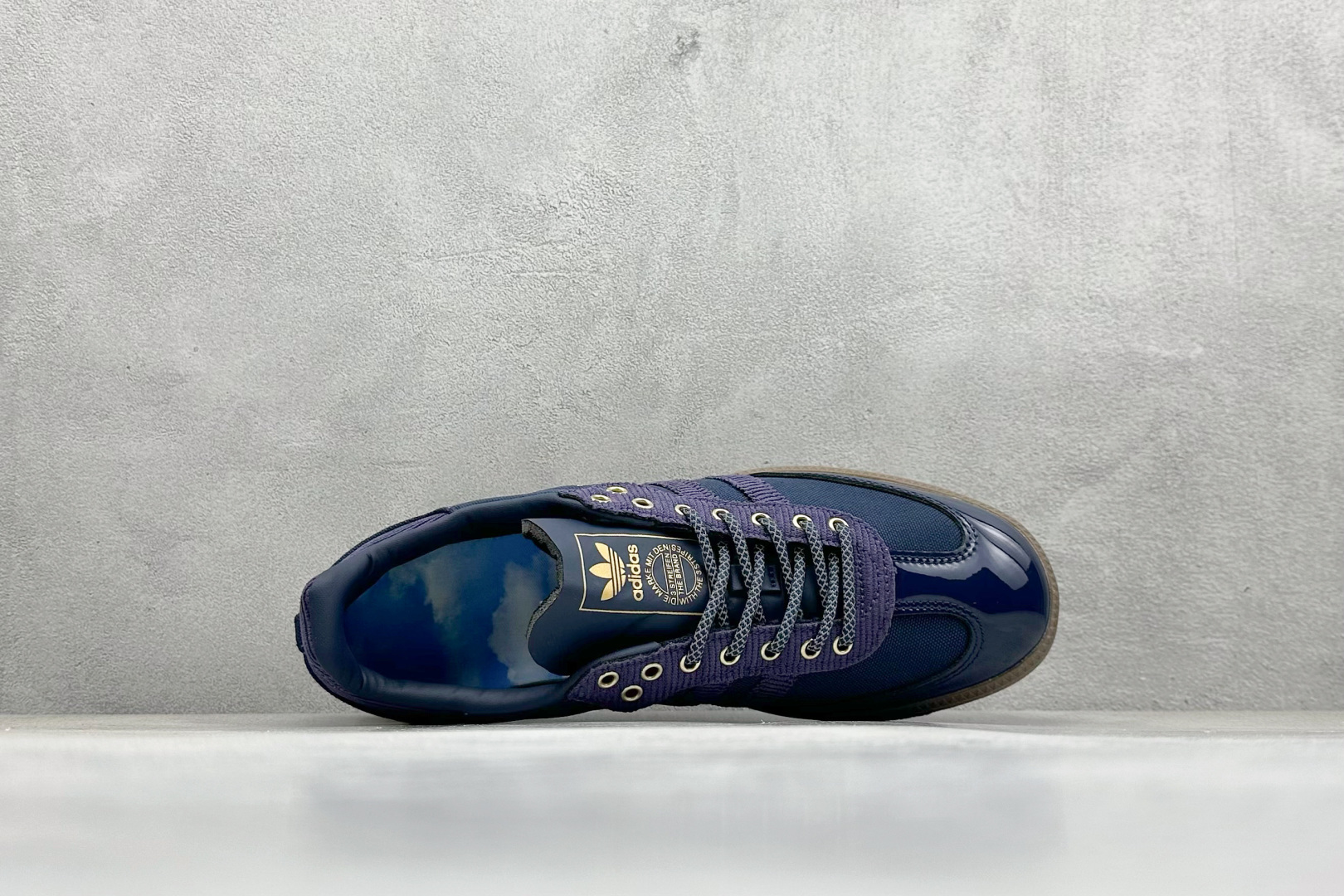 图片[3]-YH长青福利  AD Original Samba OG 复古经典轻便板鞋 带有装饰的超锁缝制和无缝的手感 柔软、柔软的皮革造型和标志性的3条纹完成了精致的外观 正规合身鞋带 鞋面上有绒面鞋垫 橡胶鞋底 享受正畸套筒软感 自50年代首次亮相以来就一直在赢得粉丝的青睐！ 货号：IH5186-选品中心