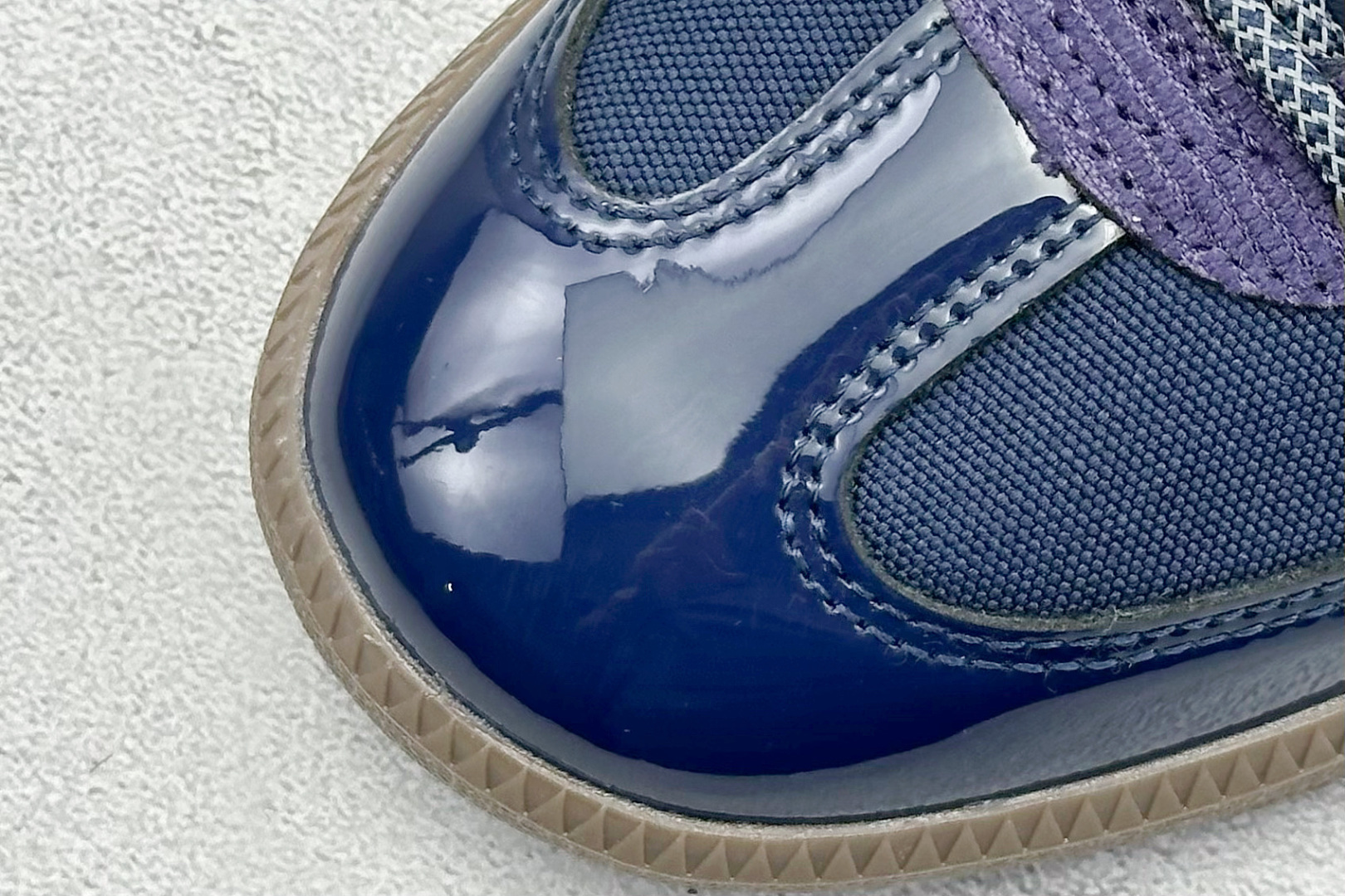 图片[7]-YH长青福利  AD Original Samba OG 复古经典轻便板鞋 带有装饰的超锁缝制和无缝的手感 柔软、柔软的皮革造型和标志性的3条纹完成了精致的外观 正规合身鞋带 鞋面上有绒面鞋垫 橡胶鞋底 享受正畸套筒软感 自50年代首次亮相以来就一直在赢得粉丝的青睐！ 货号：IH5186-选品中心