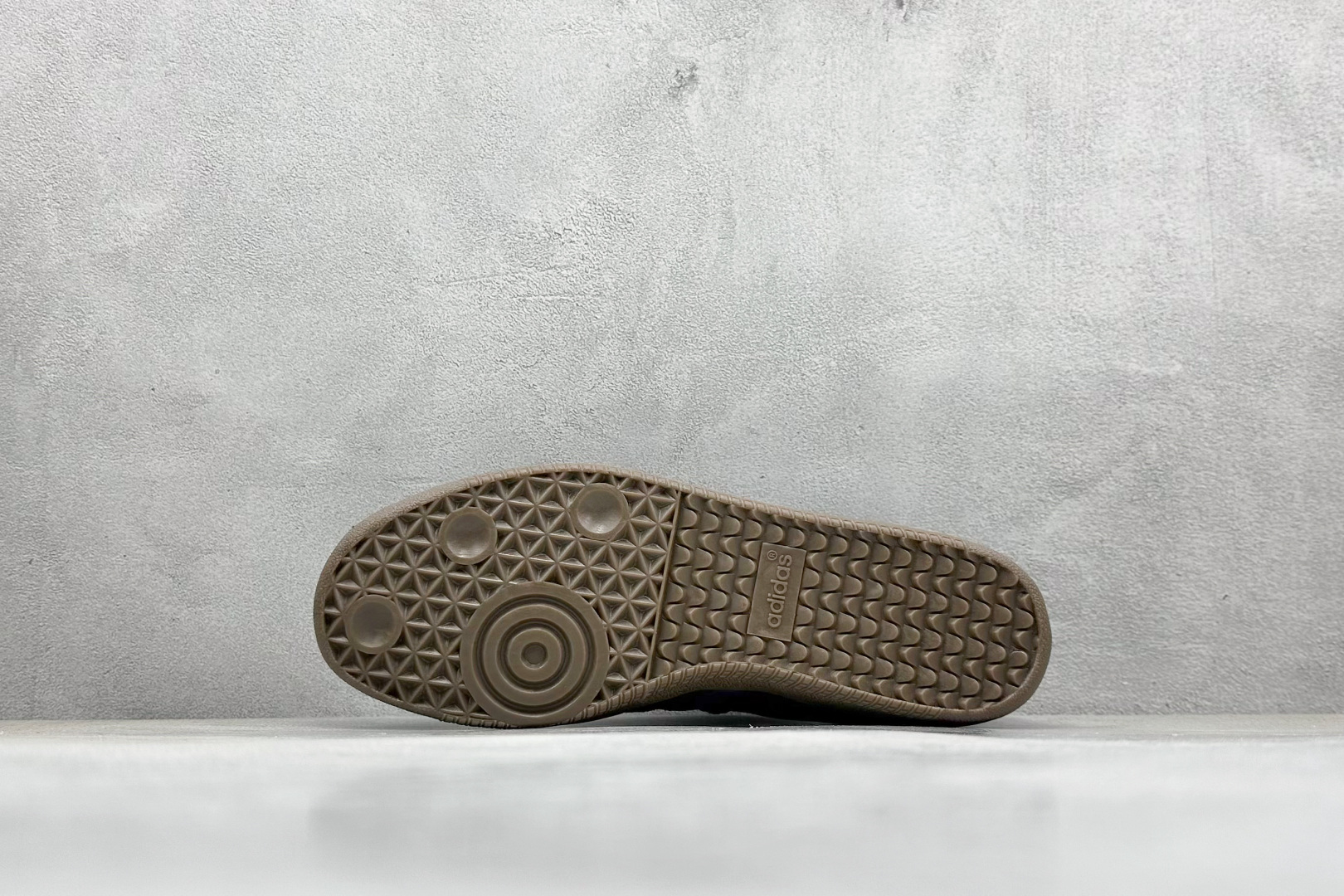 图片[4]-YH长青福利  AD Original Samba OG 复古经典轻便板鞋 带有装饰的超锁缝制和无缝的手感 柔软、柔软的皮革造型和标志性的3条纹完成了精致的外观 正规合身鞋带 鞋面上有绒面鞋垫 橡胶鞋底 享受正畸套筒软感 自50年代首次亮相以来就一直在赢得粉丝的青睐！ 货号：IH5186-选品中心