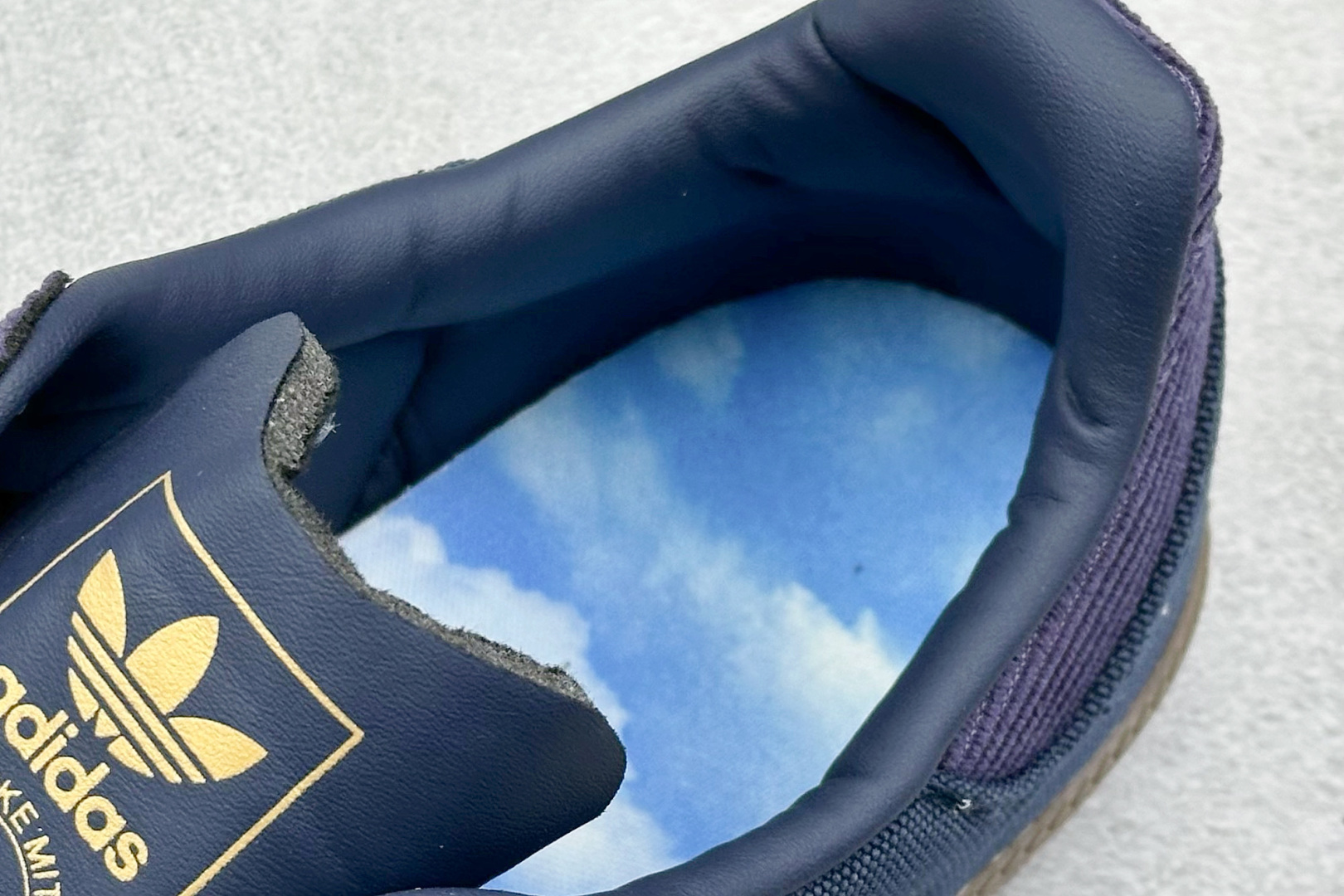 图片[8]-YH长青福利  AD Original Samba OG 复古经典轻便板鞋 带有装饰的超锁缝制和无缝的手感 柔软、柔软的皮革造型和标志性的3条纹完成了精致的外观 正规合身鞋带 鞋面上有绒面鞋垫 橡胶鞋底 享受正畸套筒软感 自50年代首次亮相以来就一直在赢得粉丝的青睐！ 货号：IH5186-选品中心