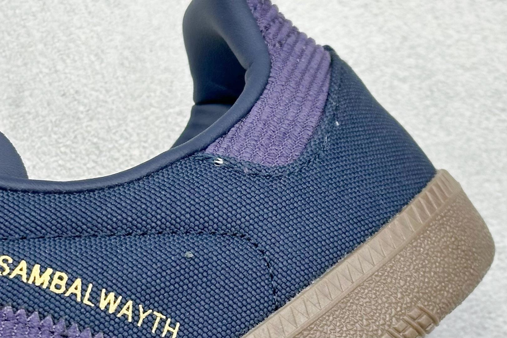 图片[9]-YH长青福利  AD Original Samba OG 复古经典轻便板鞋 带有装饰的超锁缝制和无缝的手感 柔软、柔软的皮革造型和标志性的3条纹完成了精致的外观 正规合身鞋带 鞋面上有绒面鞋垫 橡胶鞋底 享受正畸套筒软感 自50年代首次亮相以来就一直在赢得粉丝的青睐！ 货号：IH5186-选品中心