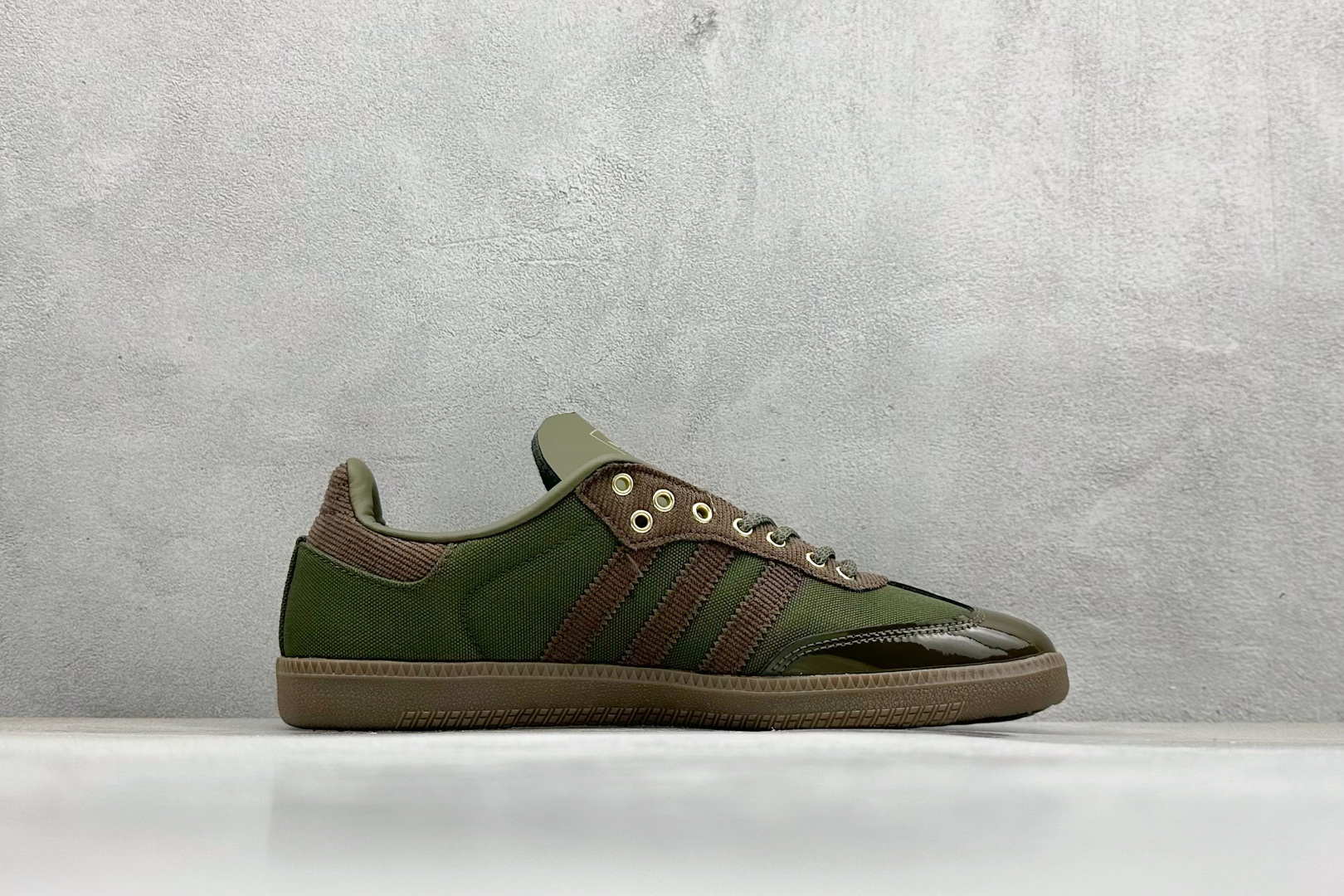 图片[2]-YH长青福利  AD Original Samba OG 复古经典轻便板鞋 带有装饰的超锁缝制和无缝的手感 柔软、柔软的皮革造型和标志性的3条纹完成了精致的外观 正规合身鞋带 鞋面上有绒面鞋垫 橡胶鞋底 享受正畸套筒软感 自50年代首次亮相以来就一直在赢得粉丝的青睐！ 货号：ID3263-选品中心