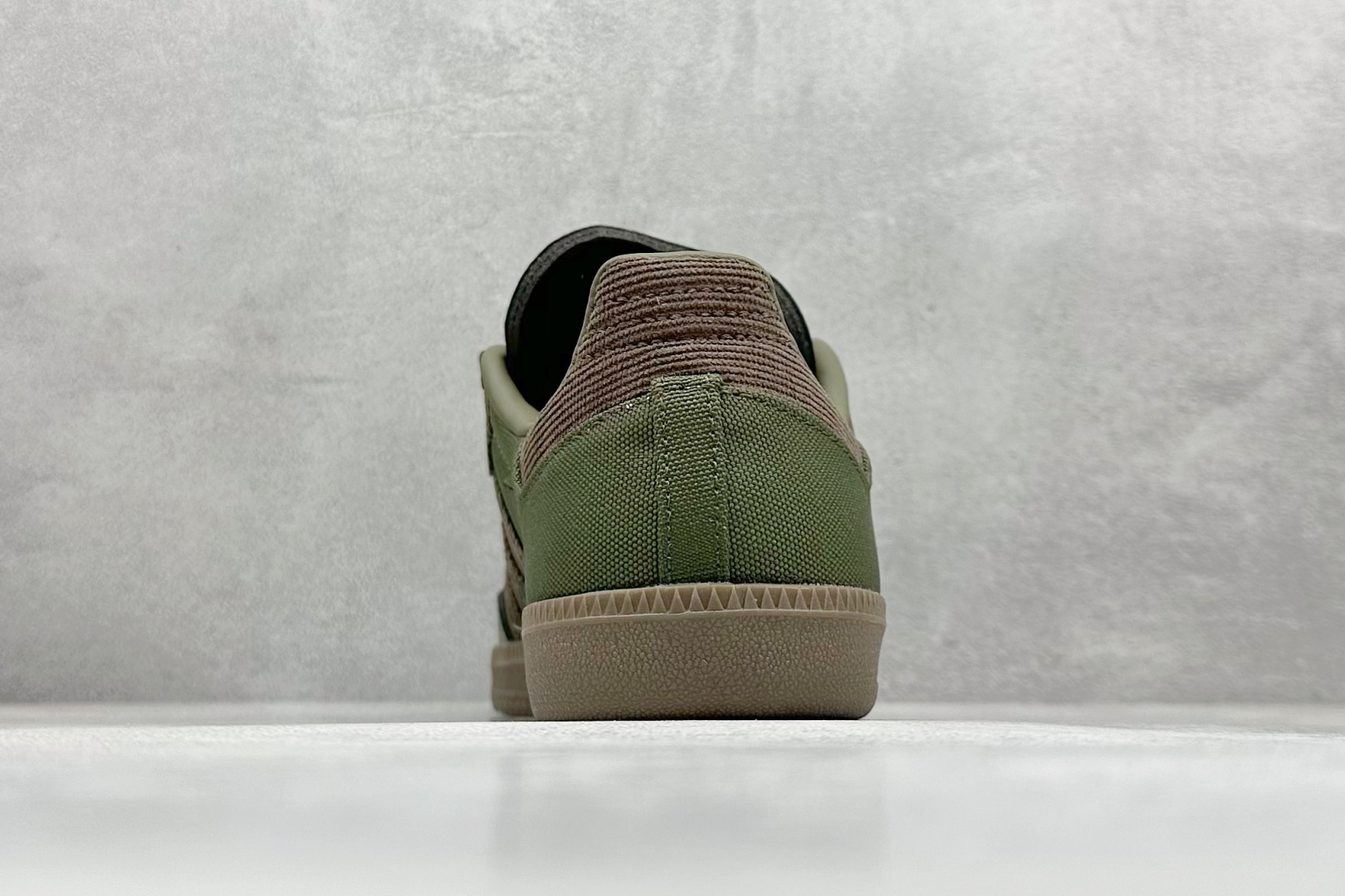 图片[6]-YH长青福利  AD Original Samba OG 复古经典轻便板鞋 带有装饰的超锁缝制和无缝的手感 柔软、柔软的皮革造型和标志性的3条纹完成了精致的外观 正规合身鞋带 鞋面上有绒面鞋垫 橡胶鞋底 享受正畸套筒软感 自50年代首次亮相以来就一直在赢得粉丝的青睐！ 货号：ID3263-选品中心