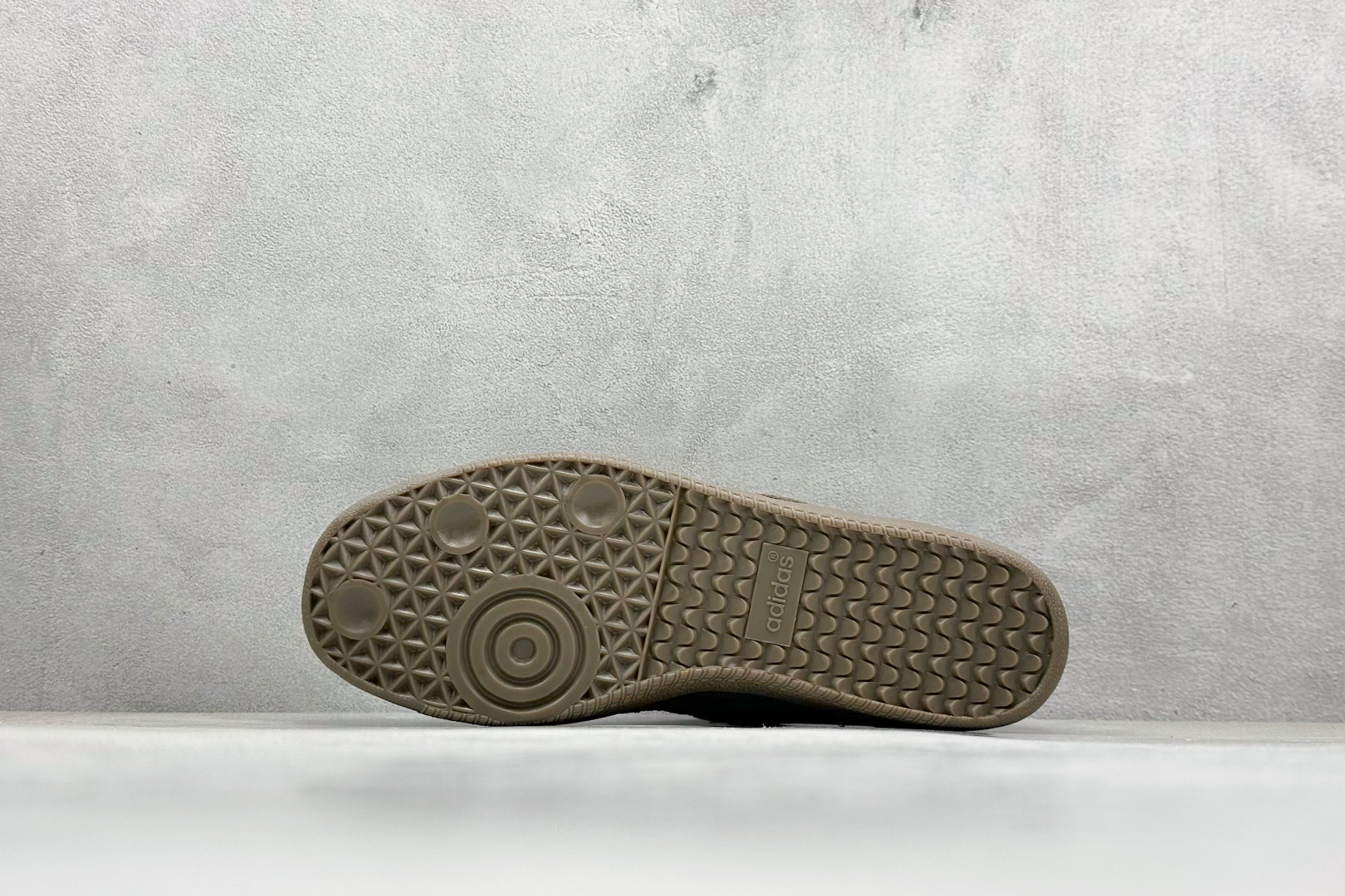 图片[4]-YH长青福利  AD Original Samba OG 复古经典轻便板鞋 带有装饰的超锁缝制和无缝的手感 柔软、柔软的皮革造型和标志性的3条纹完成了精致的外观 正规合身鞋带 鞋面上有绒面鞋垫 橡胶鞋底 享受正畸套筒软感 自50年代首次亮相以来就一直在赢得粉丝的青睐！ 货号：ID3263-选品中心