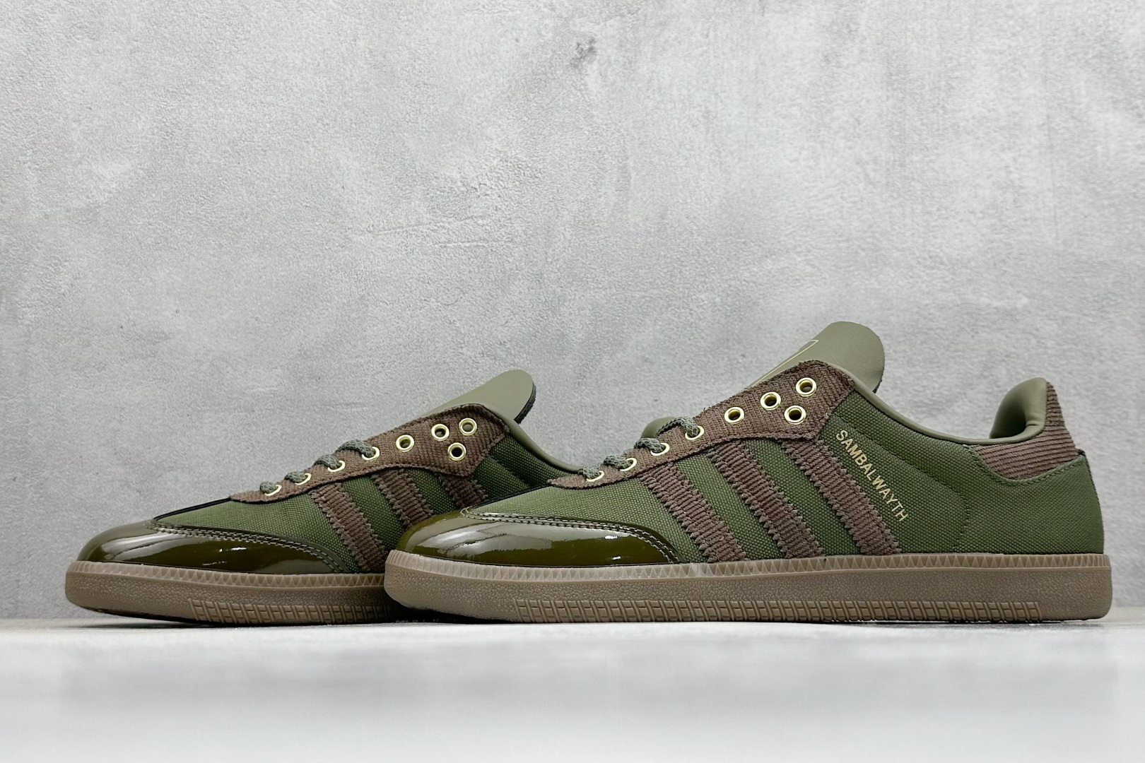 图片[5]-YH长青福利  AD Original Samba OG 复古经典轻便板鞋 带有装饰的超锁缝制和无缝的手感 柔软、柔软的皮革造型和标志性的3条纹完成了精致的外观 正规合身鞋带 鞋面上有绒面鞋垫 橡胶鞋底 享受正畸套筒软感 自50年代首次亮相以来就一直在赢得粉丝的青睐！ 货号：ID3263-选品中心