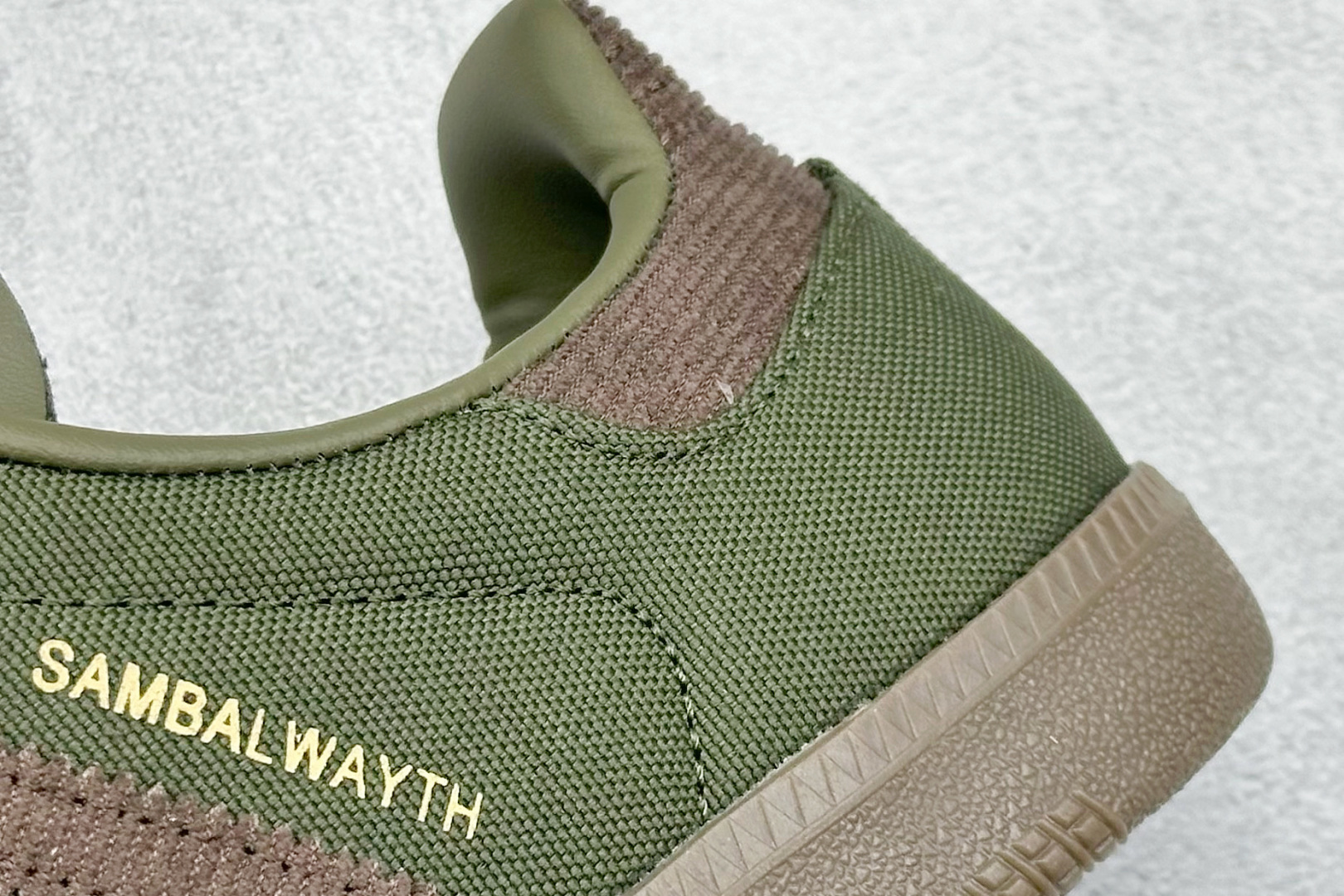 图片[9]-YH长青福利  AD Original Samba OG 复古经典轻便板鞋 带有装饰的超锁缝制和无缝的手感 柔软、柔软的皮革造型和标志性的3条纹完成了精致的外观 正规合身鞋带 鞋面上有绒面鞋垫 橡胶鞋底 享受正畸套筒软感 自50年代首次亮相以来就一直在赢得粉丝的青睐！ 货号：ID3263-选品中心