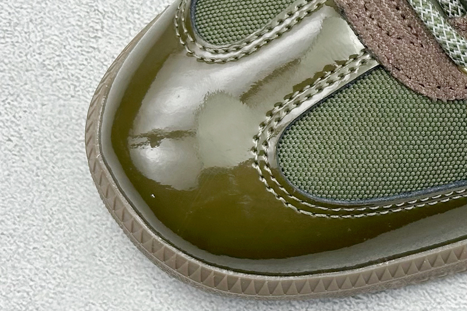 图片[7]-YH长青福利  AD Original Samba OG 复古经典轻便板鞋 带有装饰的超锁缝制和无缝的手感 柔软、柔软的皮革造型和标志性的3条纹完成了精致的外观 正规合身鞋带 鞋面上有绒面鞋垫 橡胶鞋底 享受正畸套筒软感 自50年代首次亮相以来就一直在赢得粉丝的青睐！ 货号：ID3263-选品中心