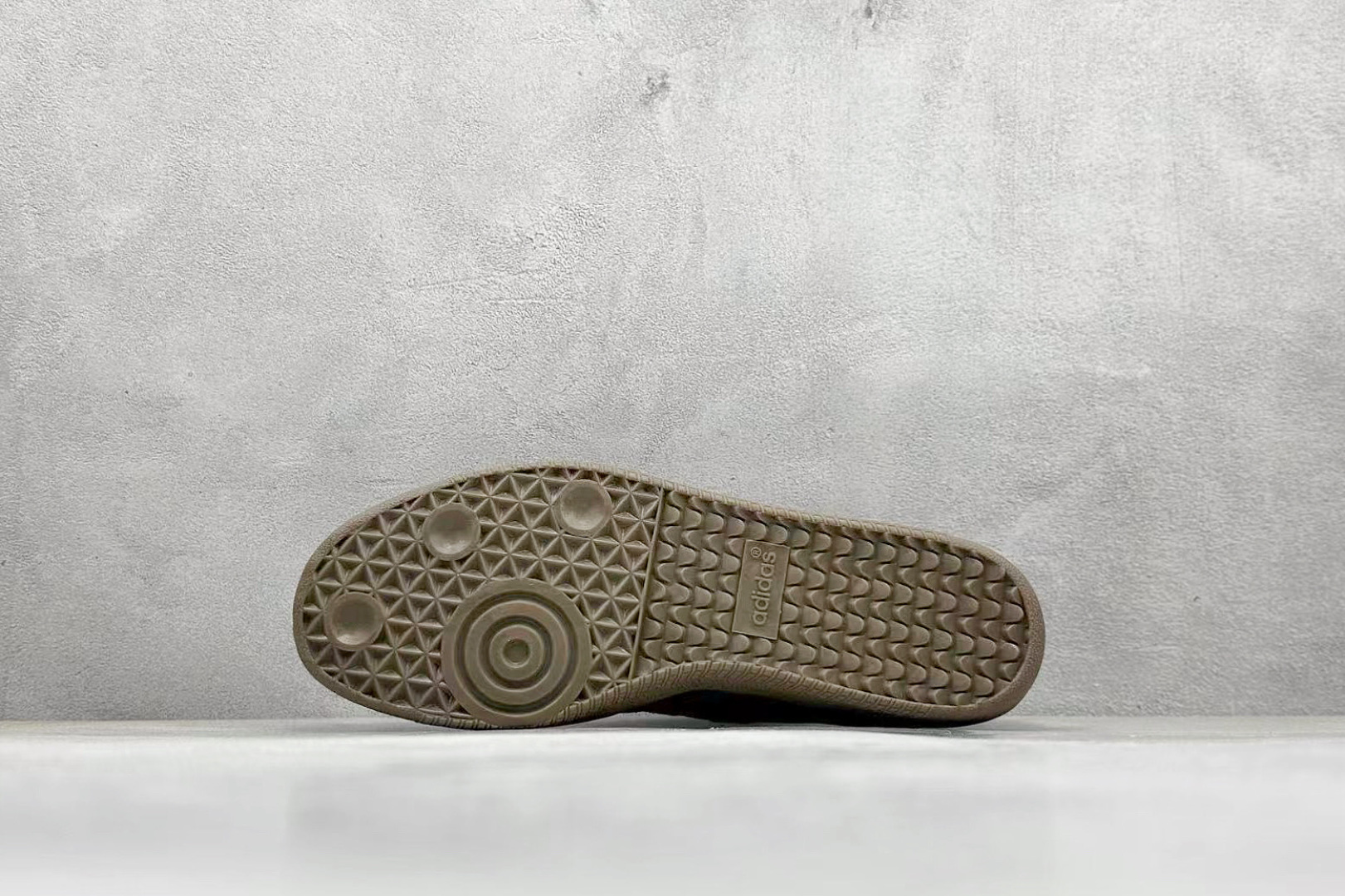 图片[4]-YH长青福利  AD Original Samba OG 复古经典轻便板鞋 带有装饰的超锁缝制和无缝的手感 柔软、柔软的皮革造型和标志性的3条纹完成了精致的外观 正规合身鞋带 鞋面上有绒面鞋垫 橡胶鞋底 享受正畸套筒软感 自50年代首次亮相以来就一直在赢得粉丝的青睐！ 货号：IH5187-选品中心