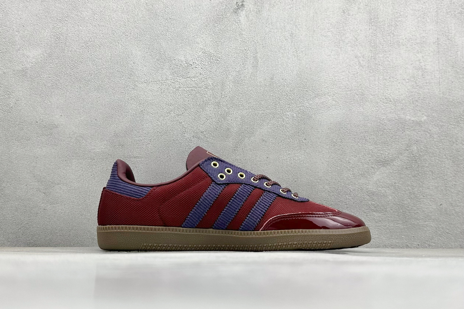 图片[2]-YH长青福利  AD Original Samba OG 复古经典轻便板鞋 带有装饰的超锁缝制和无缝的手感 柔软、柔软的皮革造型和标志性的3条纹完成了精致的外观 正规合身鞋带 鞋面上有绒面鞋垫 橡胶鞋底 享受正畸套筒软感 自50年代首次亮相以来就一直在赢得粉丝的青睐！ 货号：IH5187-选品中心