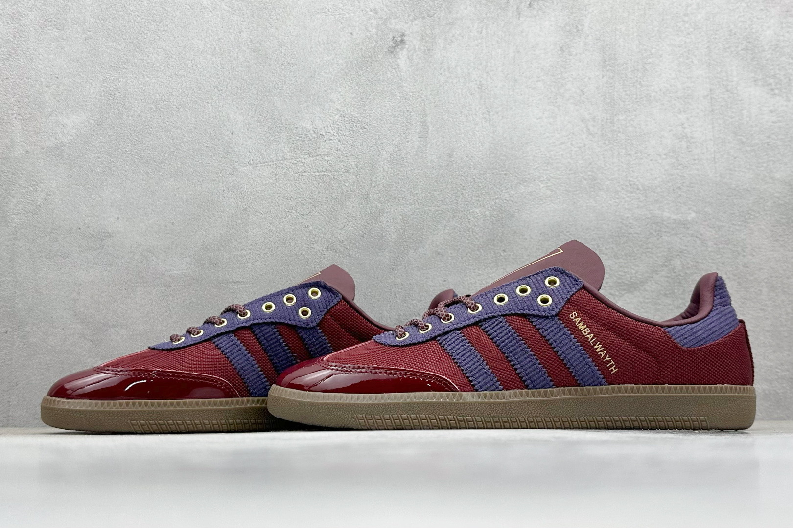 图片[5]-YH长青福利  AD Original Samba OG 复古经典轻便板鞋 带有装饰的超锁缝制和无缝的手感 柔软、柔软的皮革造型和标志性的3条纹完成了精致的外观 正规合身鞋带 鞋面上有绒面鞋垫 橡胶鞋底 享受正畸套筒软感 自50年代首次亮相以来就一直在赢得粉丝的青睐！ 货号：IH5187-选品中心