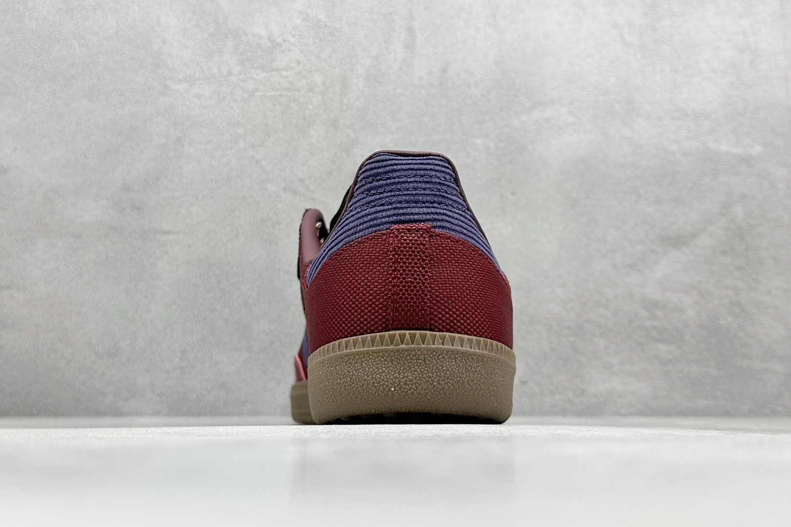 图片[6]-YH长青福利  AD Original Samba OG 复古经典轻便板鞋 带有装饰的超锁缝制和无缝的手感 柔软、柔软的皮革造型和标志性的3条纹完成了精致的外观 正规合身鞋带 鞋面上有绒面鞋垫 橡胶鞋底 享受正畸套筒软感 自50年代首次亮相以来就一直在赢得粉丝的青睐！ 货号：IH5187-选品中心