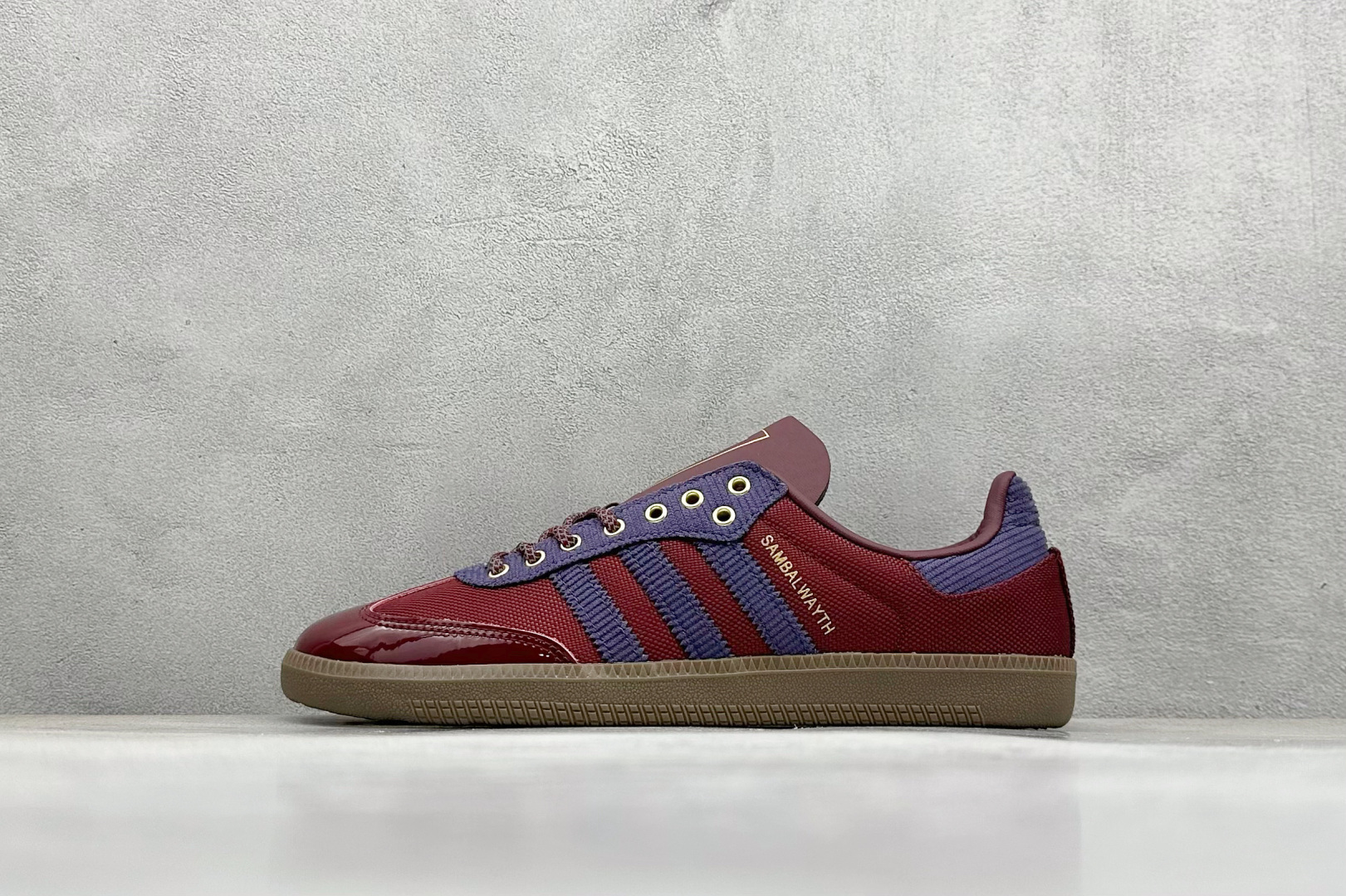 YH长青福利  AD Original Samba OG 复古经典轻便板鞋 带有装饰的超锁缝制和无缝的手感 柔软、柔软的皮革造型和标志性的3条纹完成了精致的外观 正规合身鞋带 鞋面上有绒面鞋垫 橡胶鞋底 享受正畸套筒软感 自50年代首次亮相以来就一直在赢得粉丝的青睐！ 货号：IH5187-选品中心