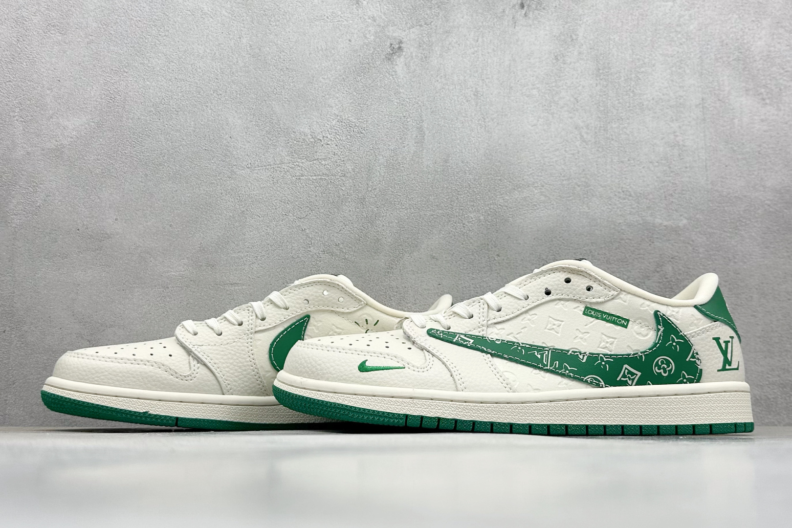 XC版Travis Scott x Nike Air Jordan 1 Low x Louis Vuitton Air Jordan 1 Low 反转白绿满印倒钩  XS2025-064