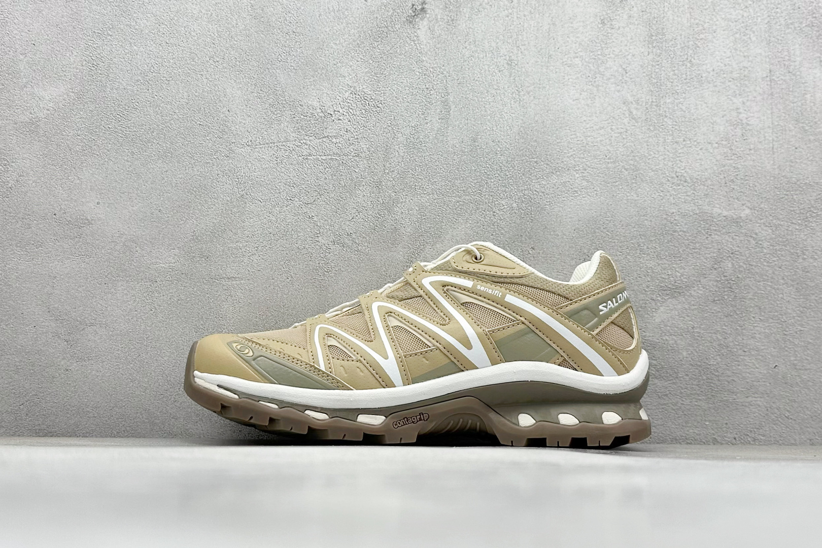 福利特价  Salomon XT-Quest 萨洛蒙复古机能潮流休闲跑鞋 鞋面覆盖TPU支撑 轻量透气欧索莱环保去臭环型组合鞋垫 三层双层组合橡胶ACS科技全地形锯齿防滑大底 UP团队监工打造 原鞋原数据纸板打造 细节提升 平台/外贸/高端零售专供品质 货号：410588 尺码：36 36.5 37 38 38.5 39 40 40.5 41 42 42.5 43 44 45-选品中心