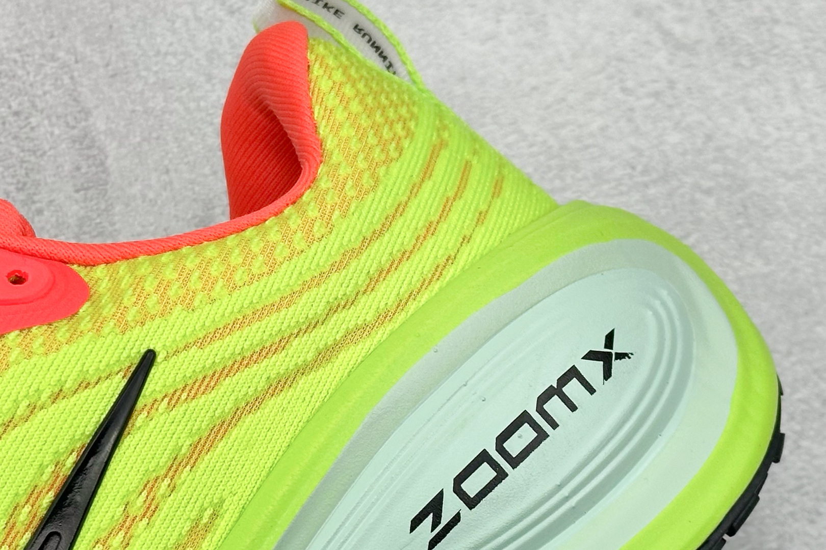 Nike Air Zoom Vomero PLUS 运动跑鞋  HV8150-600