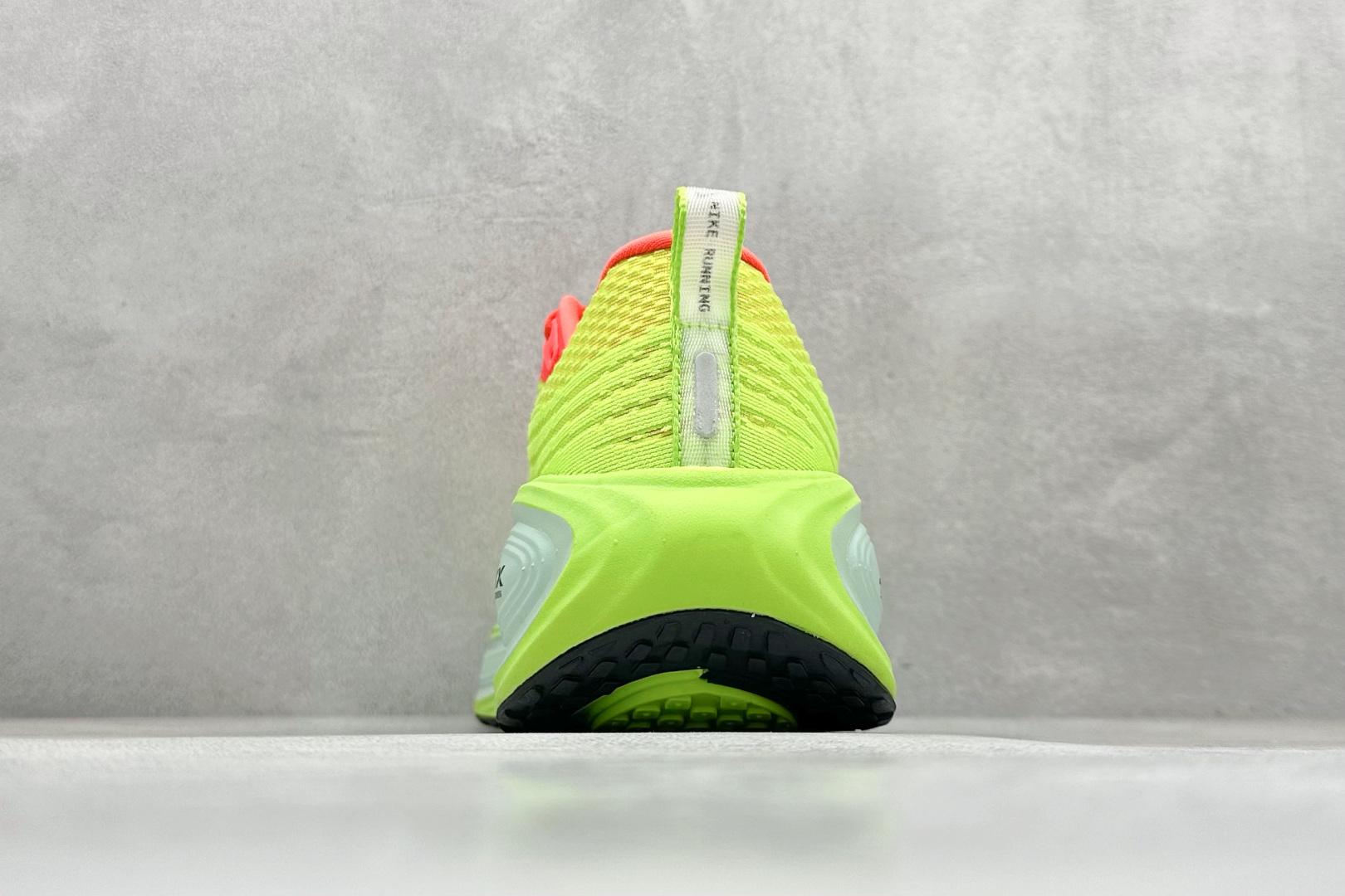 Nike Air Zoom Vomero PLUS 运动跑鞋  HV8150-600